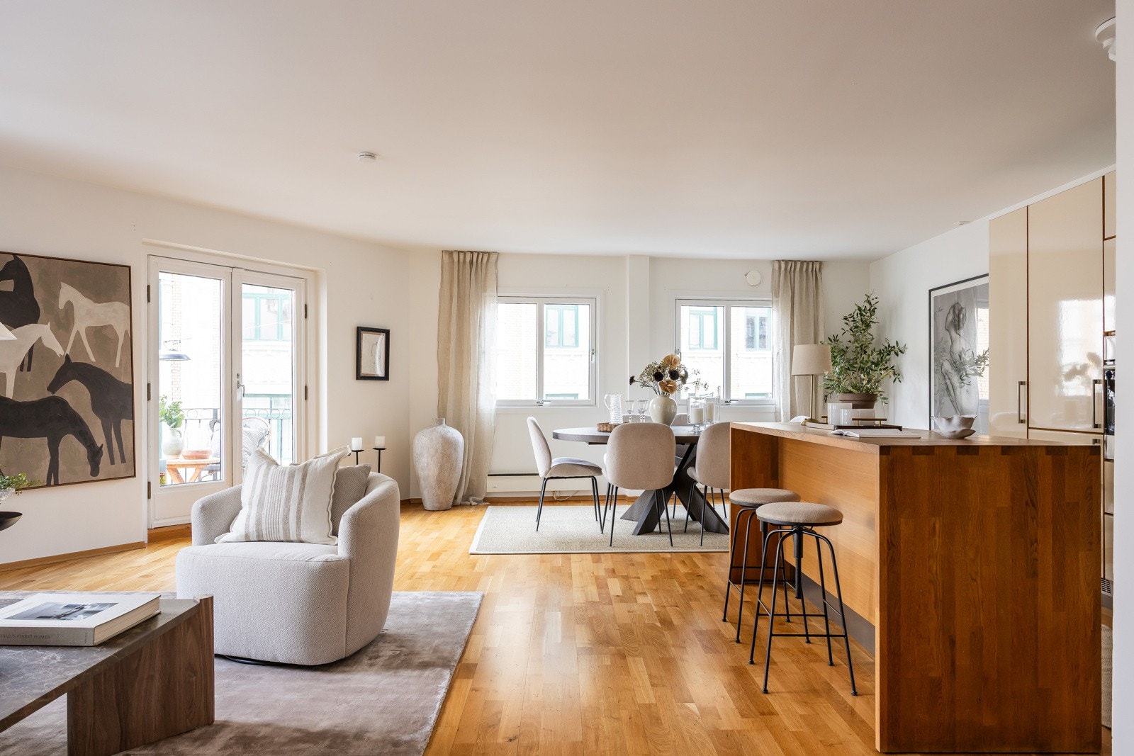 Luftig stue med åpen løsning mot kjøkken Galleribilde