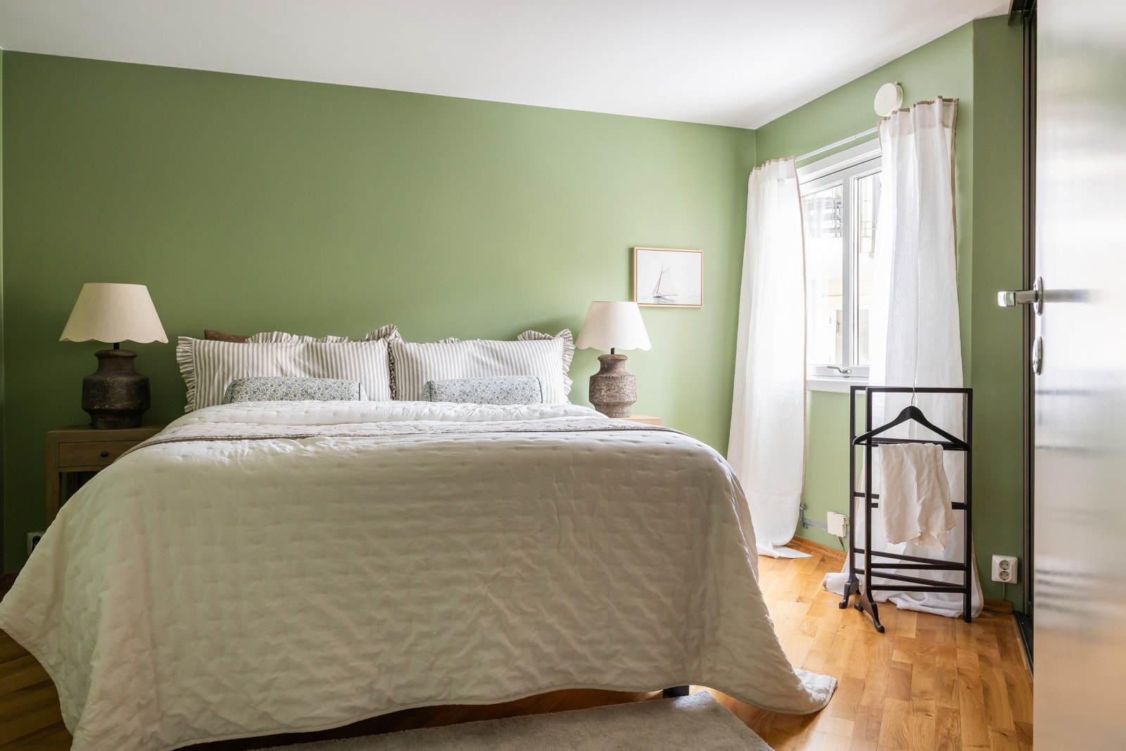 Soverom II er også av god størrelse med god plass til dobbeltseng og nattbord på hver side av sengen Galleribilde