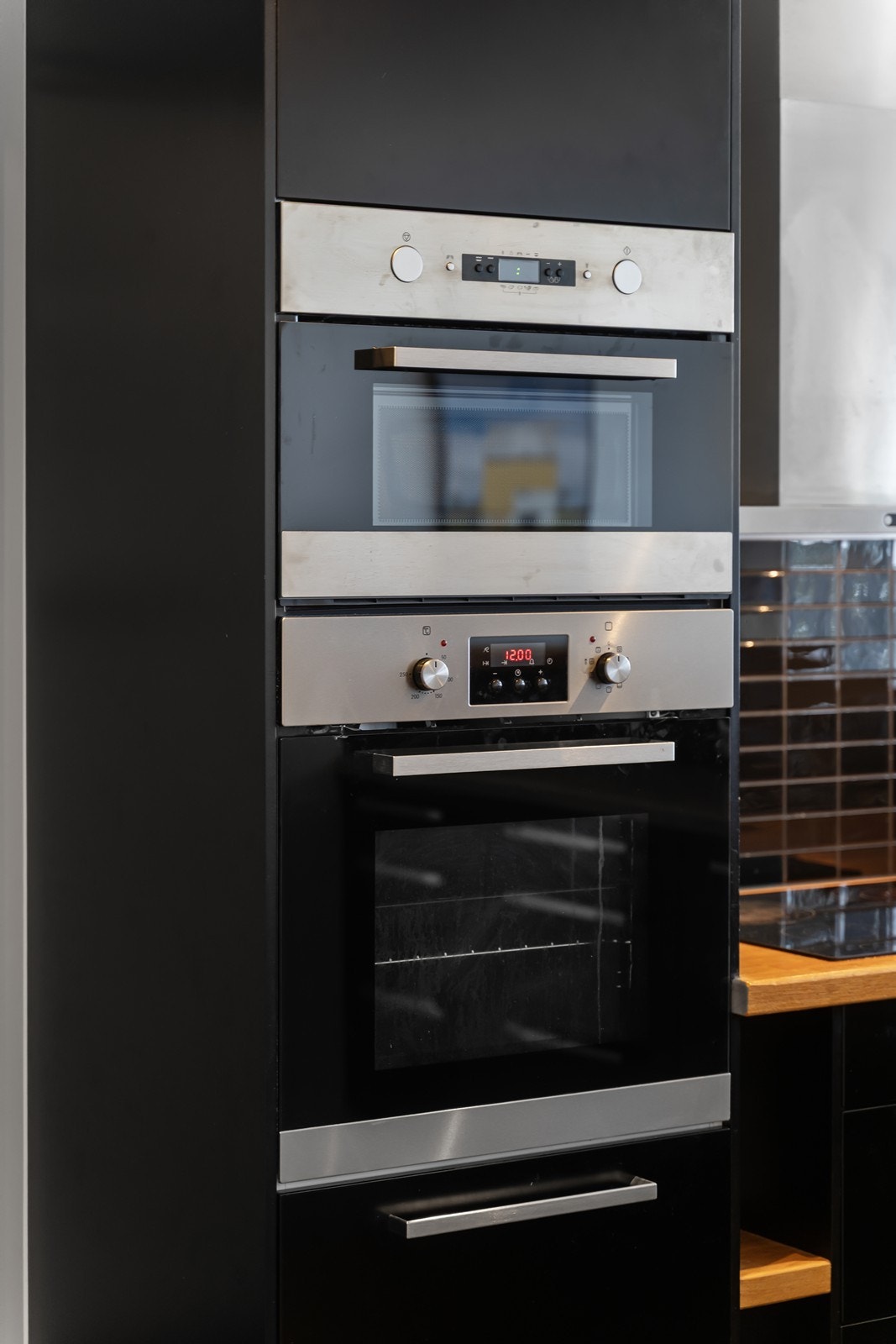 Integrert komfyr og micro. Galleribilde