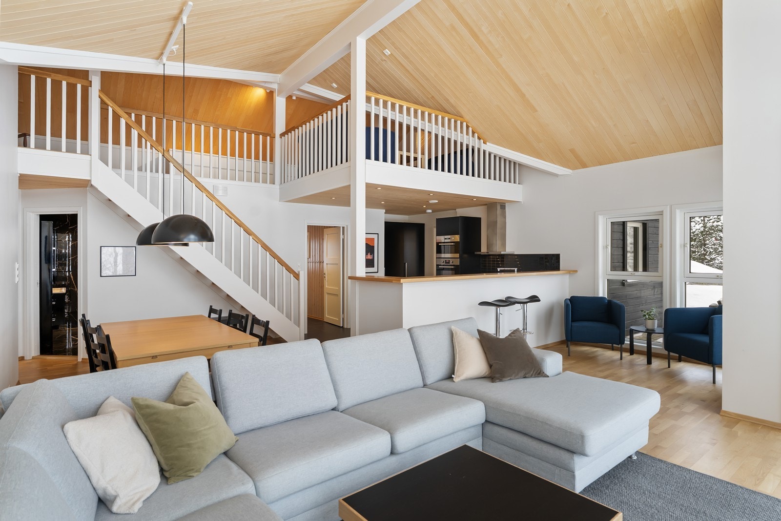 Høy himling i stue. Galleribilde