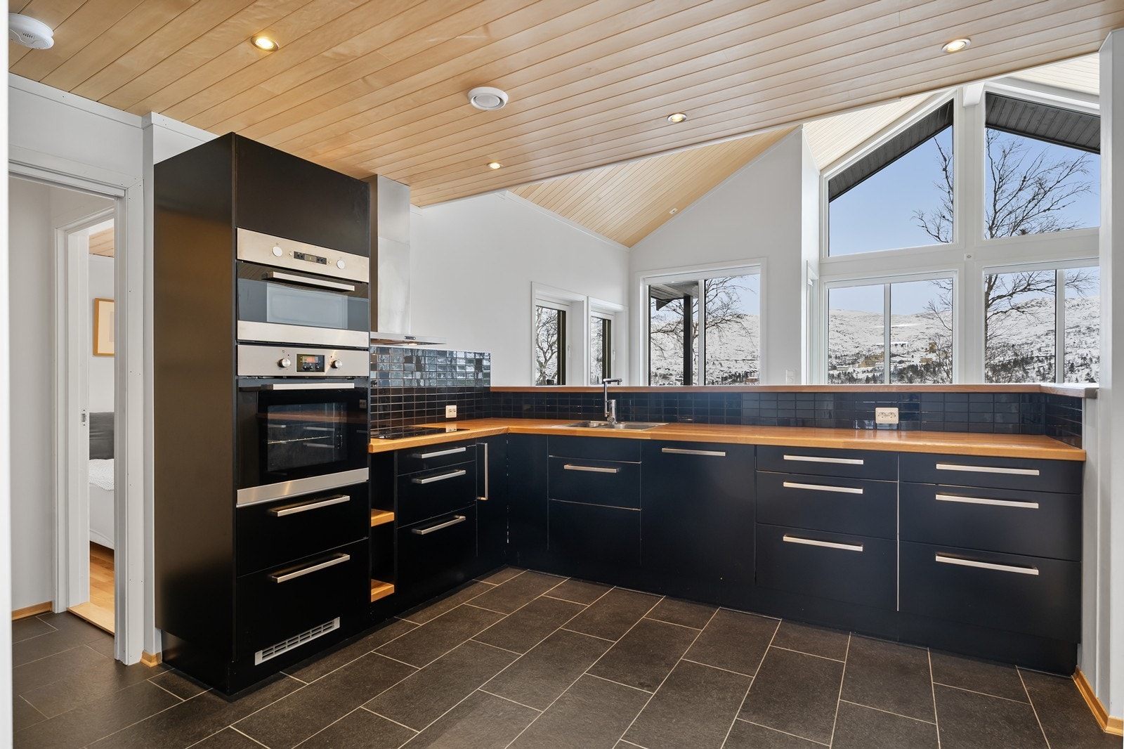 IKEA kjøkken med integrerte hvitevarer. Galleribilde