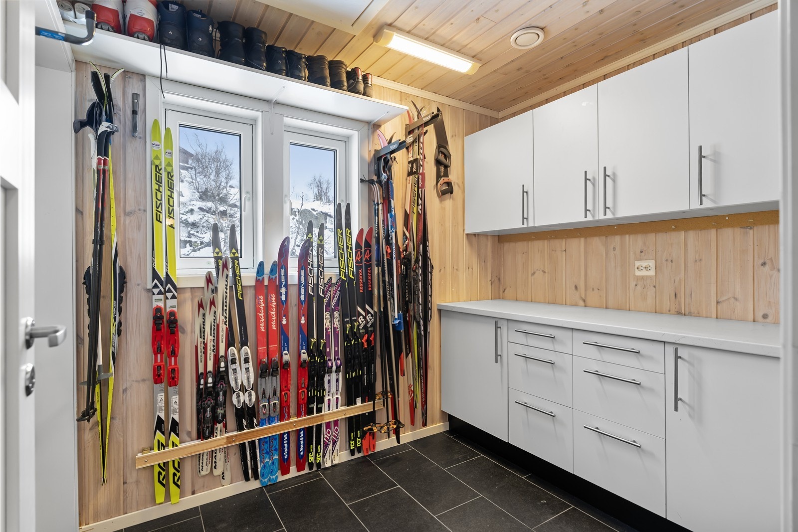 God lagringsplass og innredning med skuffer og skap. Galleribilde