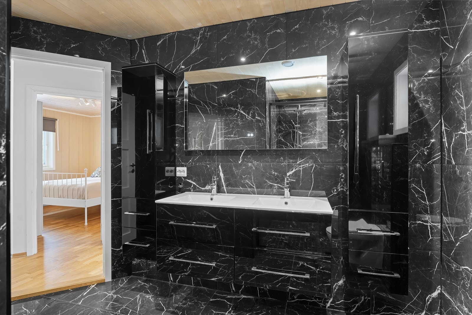 Dobbel servant. Galleribilde