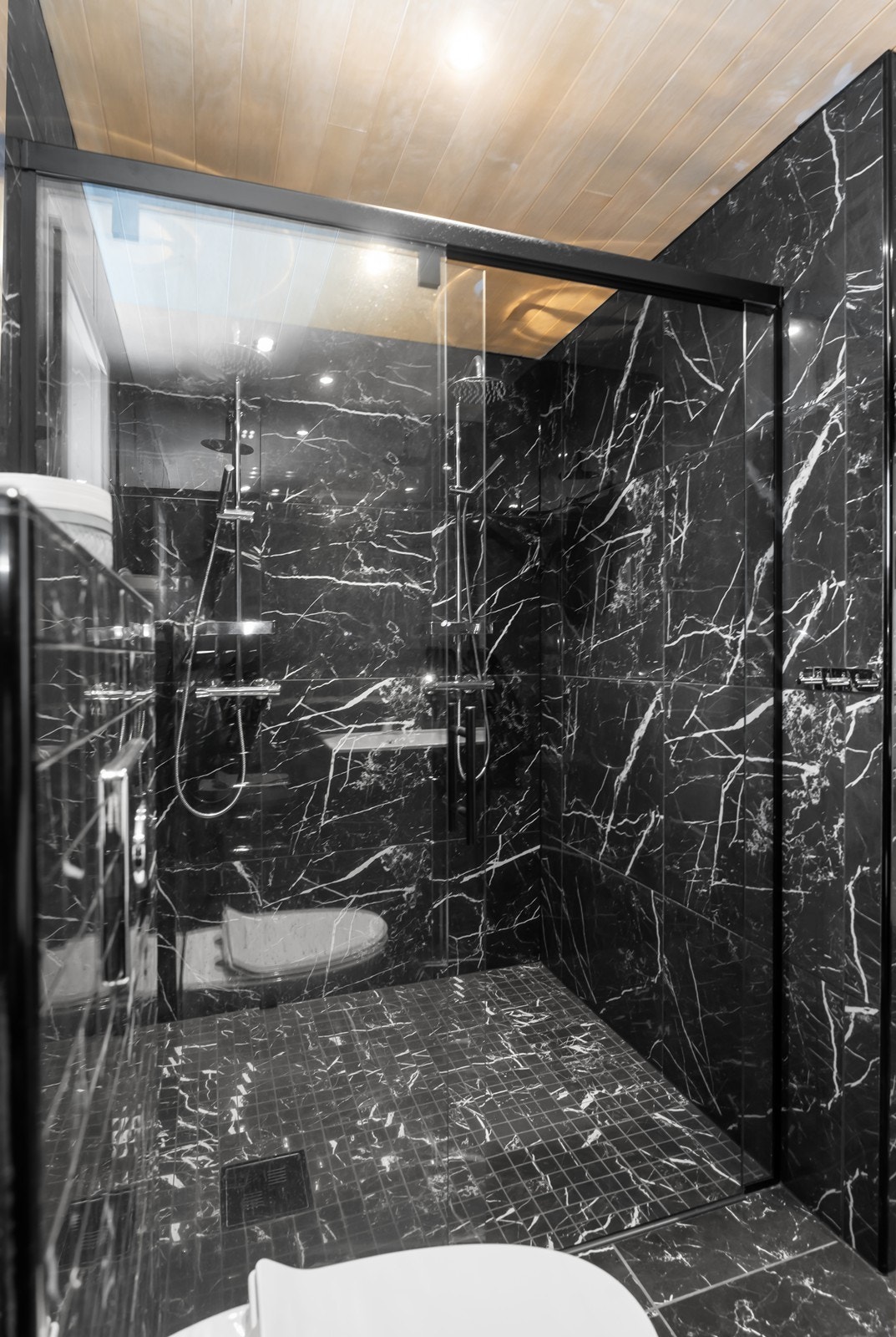 Dobbel dusj. Galleribilde