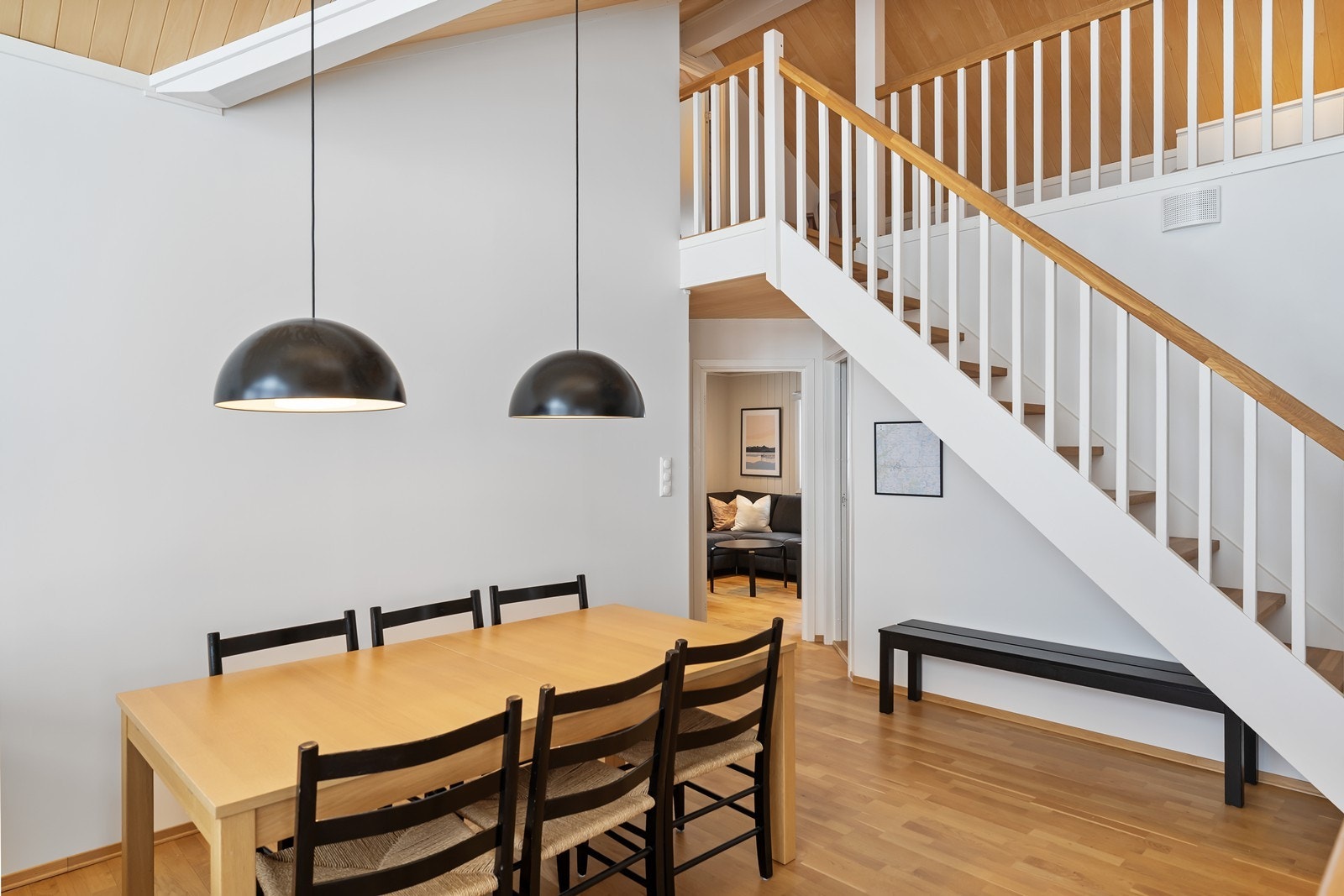 Spisestue med plass til langbord. Galleribilde