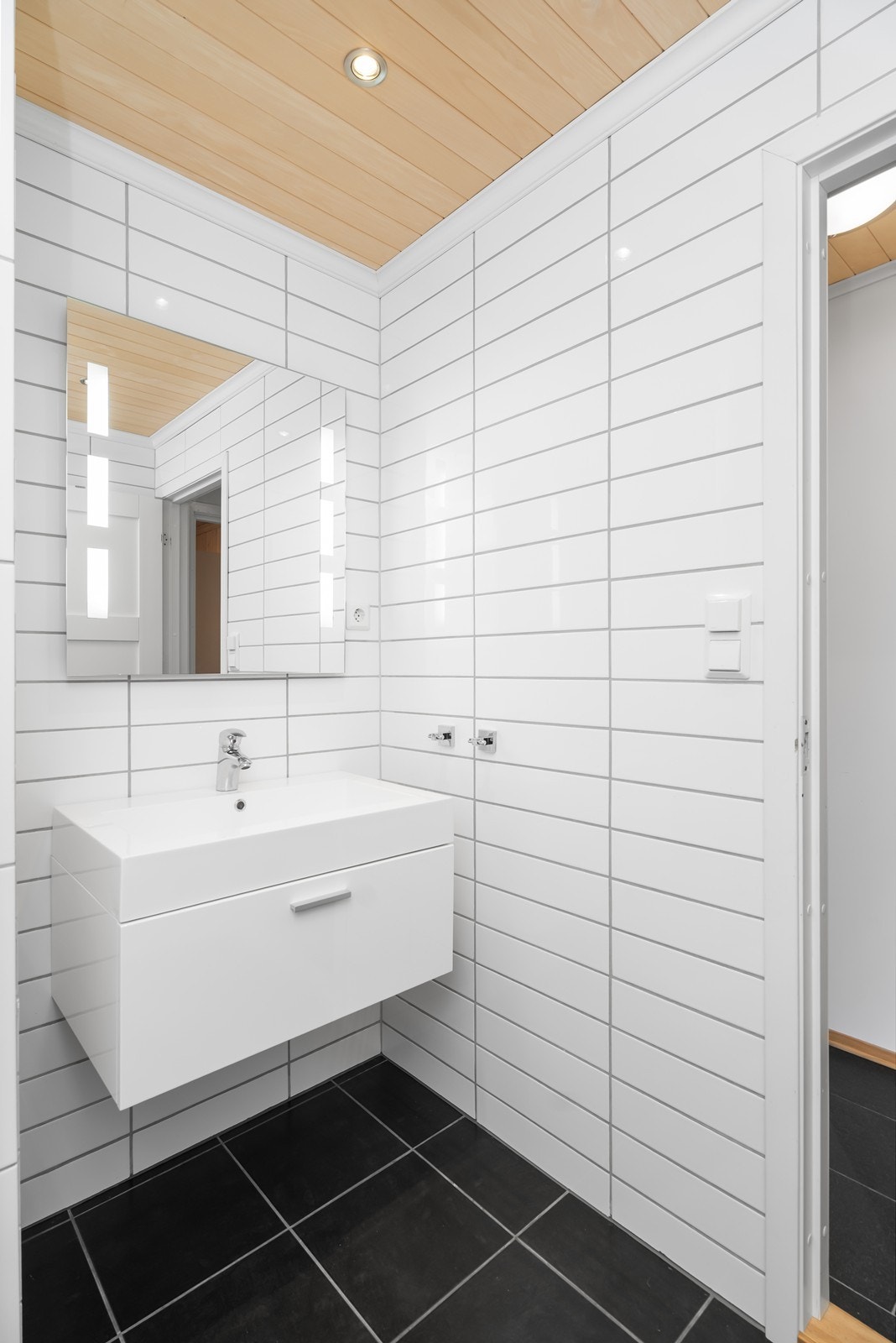 Vegghengt toalett, servant og dusj. Galleribilde