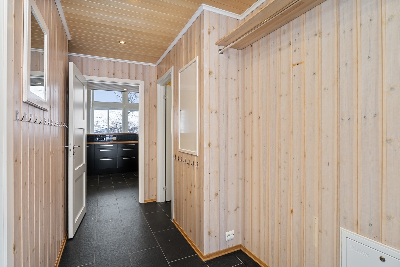 Fra gang mot stue/ kjøkken. Galleribilde