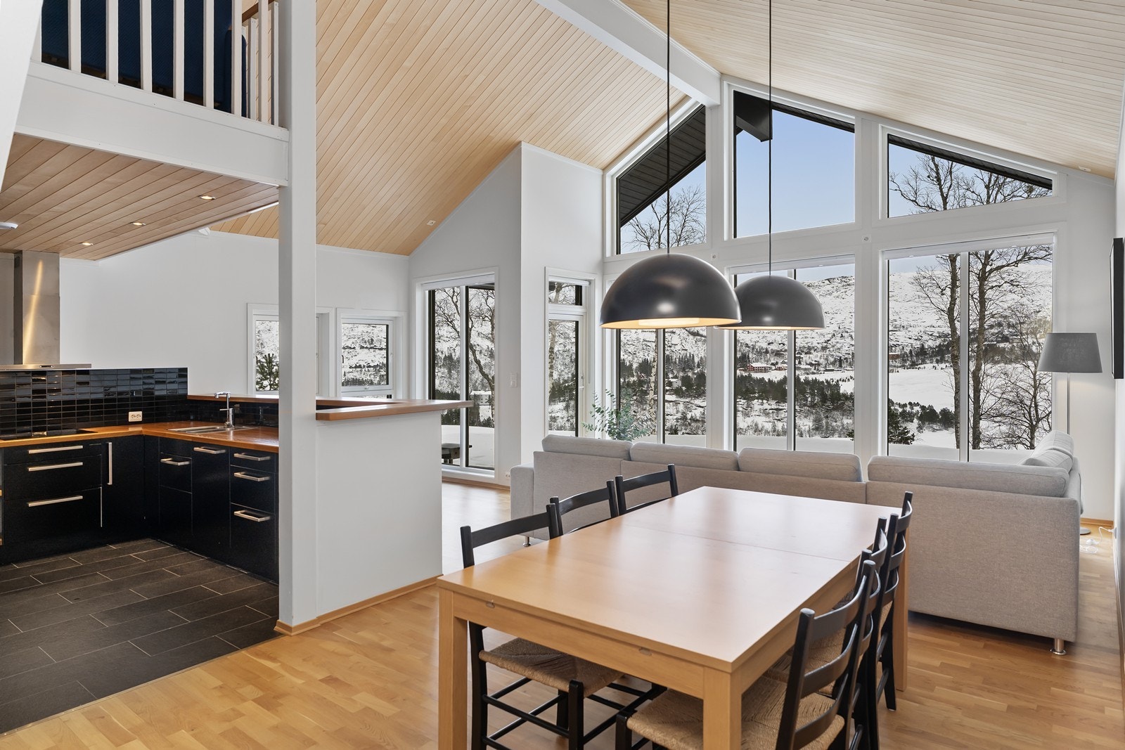 Stue/ spisestue og kjøkken i åpent rom. Galleribilde