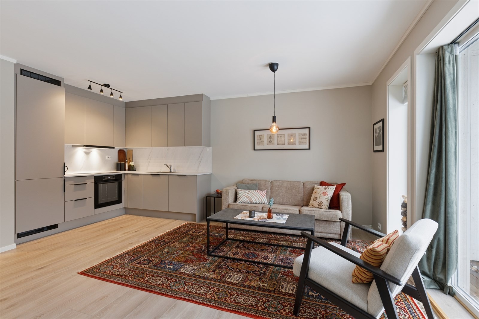 Stue/kjøkken er i en åpen og luftig løsning. Galleribilde