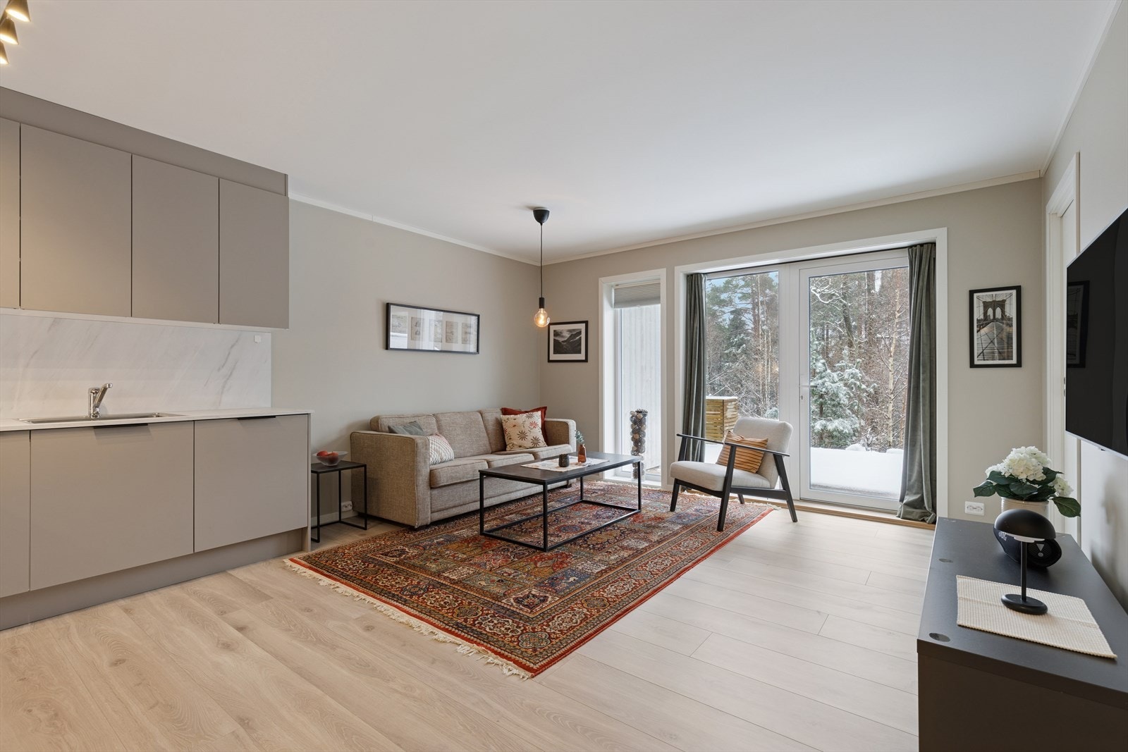 Vi beveger oss videre inn i en lys og innbydende stue. Galleribilde