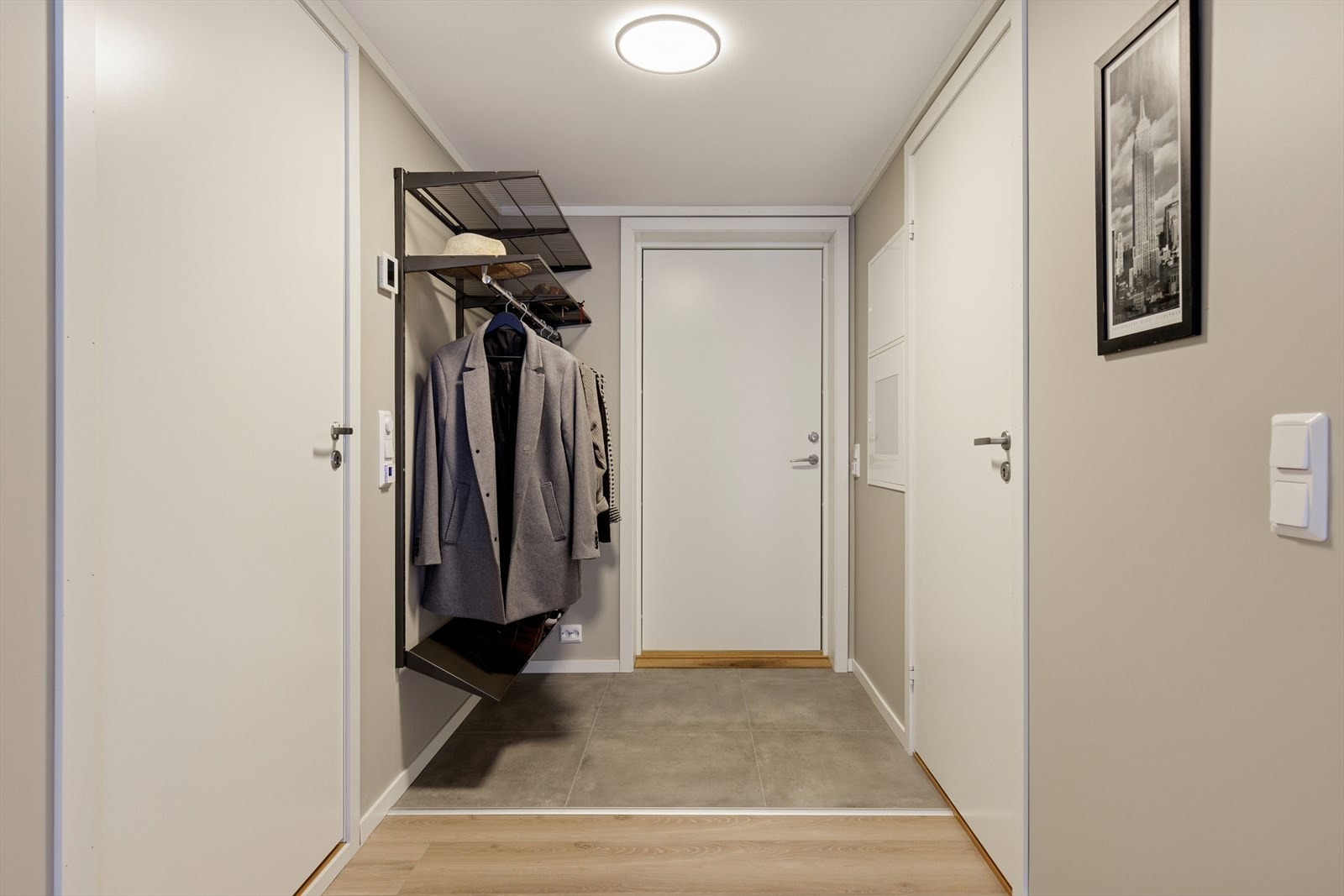 Velkommen inn! Lys entré med gulvvarme og plass for garderobe-/opphengsløsninger. Galleribilde