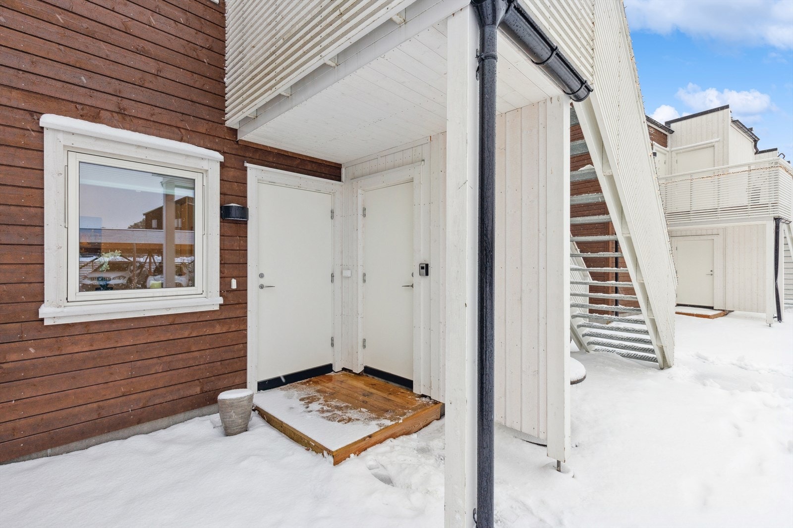 Et hyggelig inngangsparti ønsker deg hjertelig velkommen hjem. Galleribilde