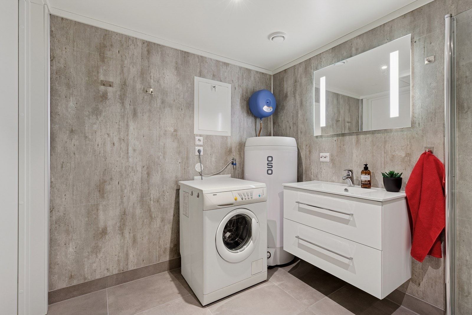 Moderne baderomsinnredning med mye oppbevaringsplass. Det er behagelige varmekabler i gulv. Galleribilde