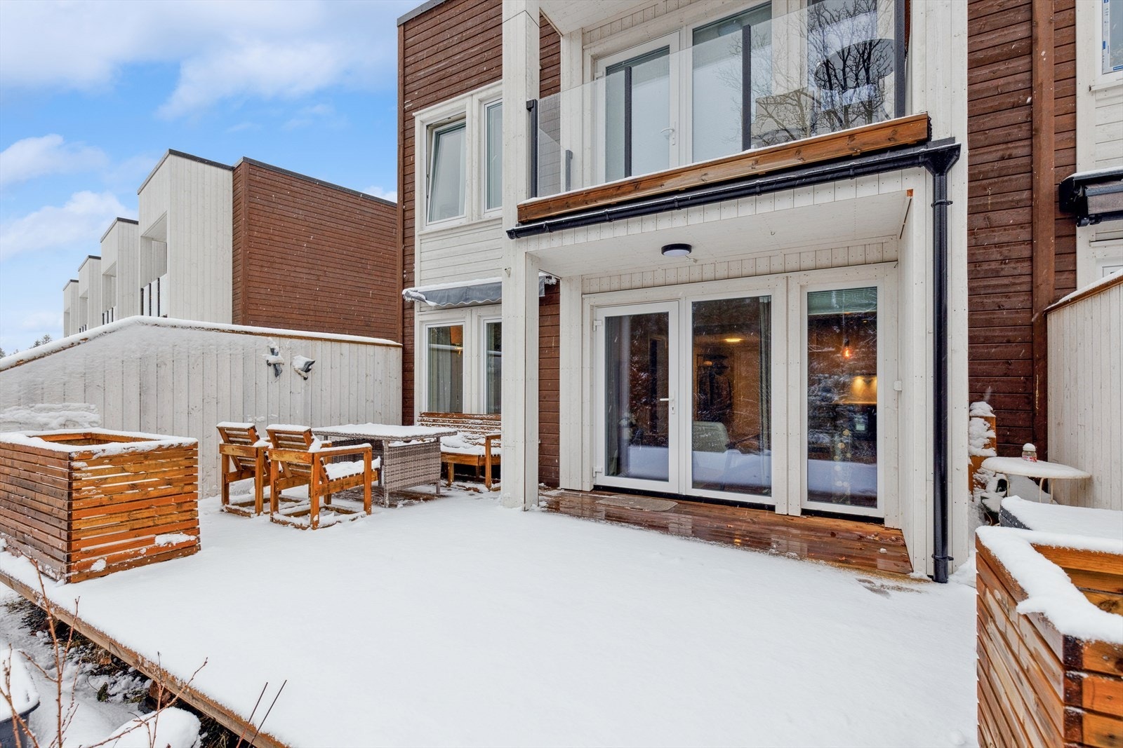 Fra stuen er det videre utgang til en stor og solrik terrasse. Galleribilde