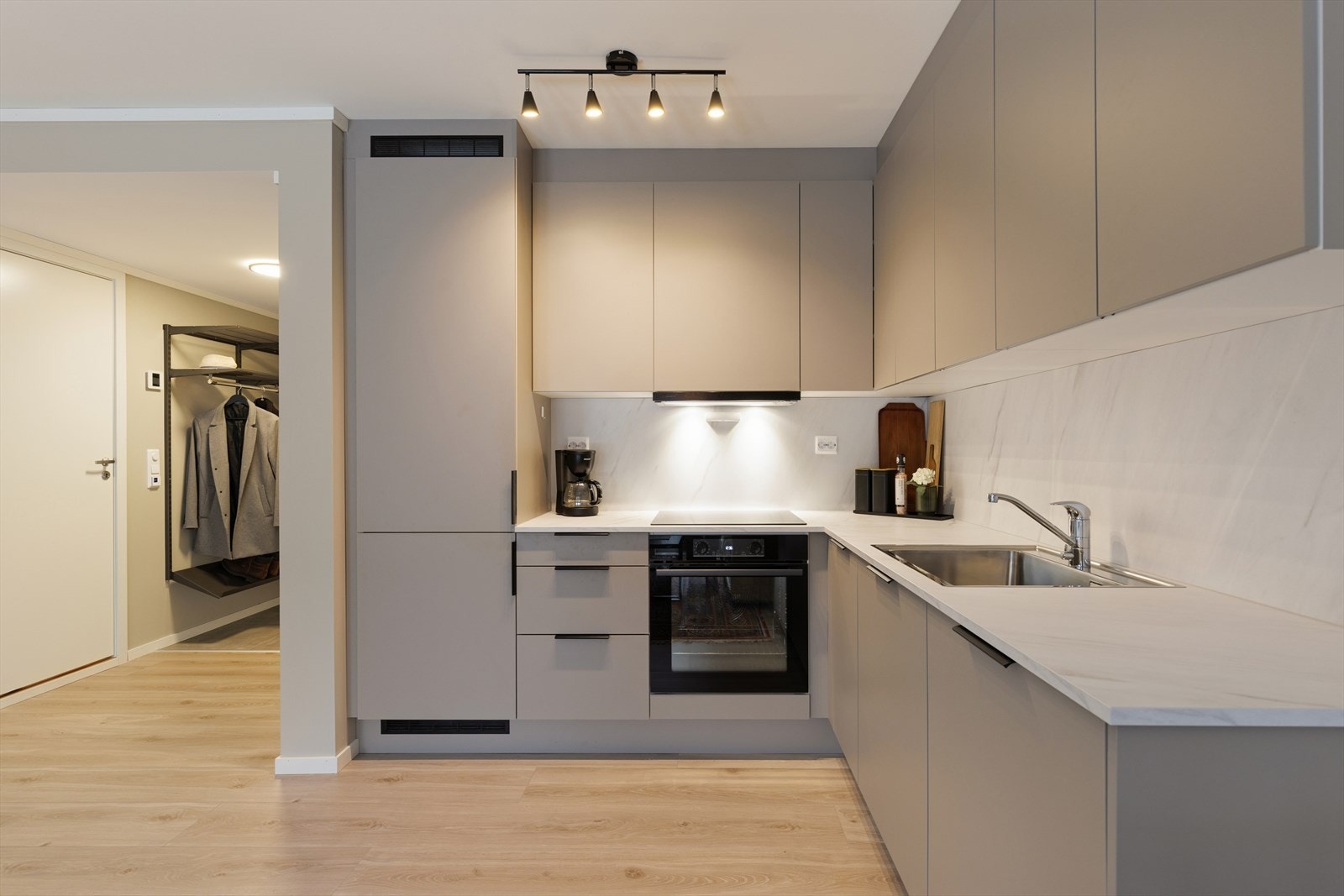 I innredningen er det integrerte hvitevarer som stekeovn, platetopp, oppvaskmaskin og kjøl/frys. Galleribilde