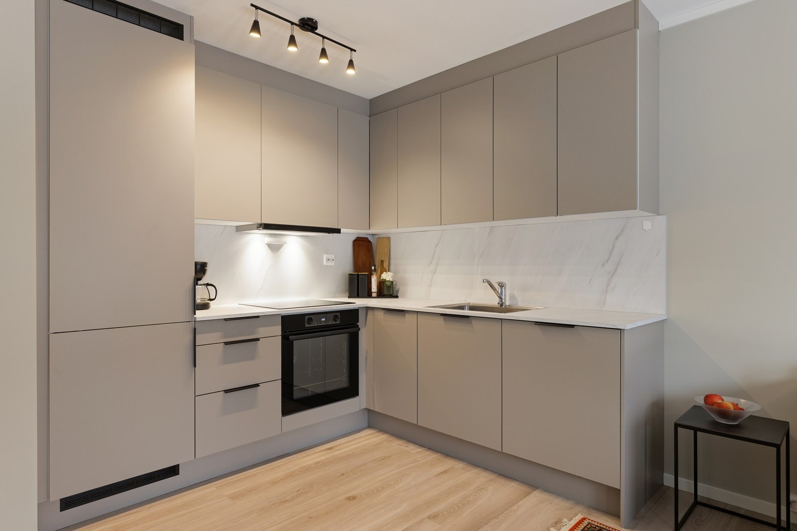 Her har en alt en måtte trenge av skap-, skuff- og benkeplass. Galleribilde