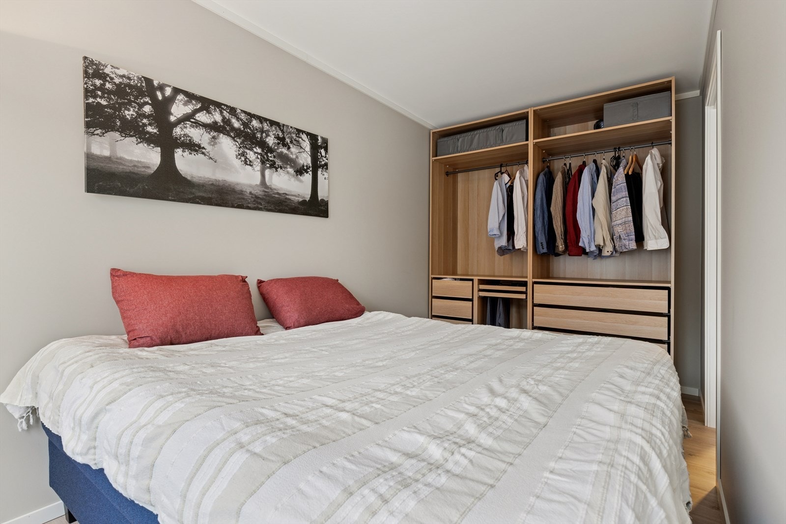 God plass for dobbeltseng, nattbord og gode garderobeløsninger. Galleribilde