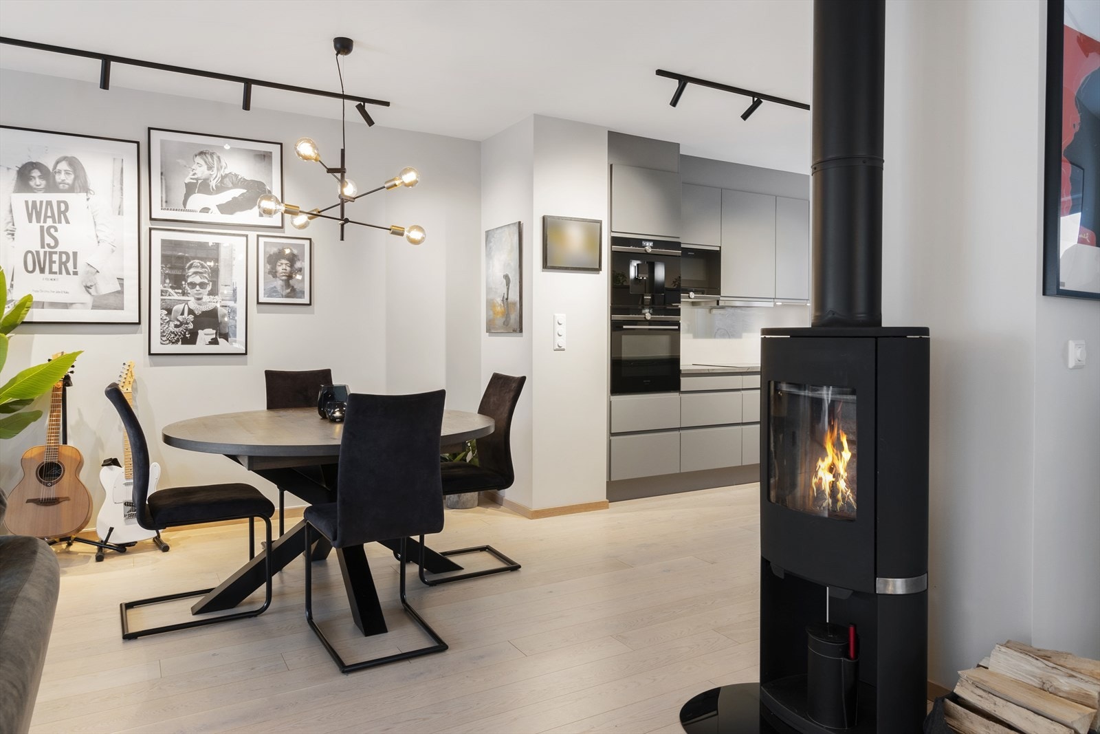 Praktisk plassert spisestue i direkte tilknytning til kjøkkenet, som gir en smidig og funksjonell hverdag Galleribilde