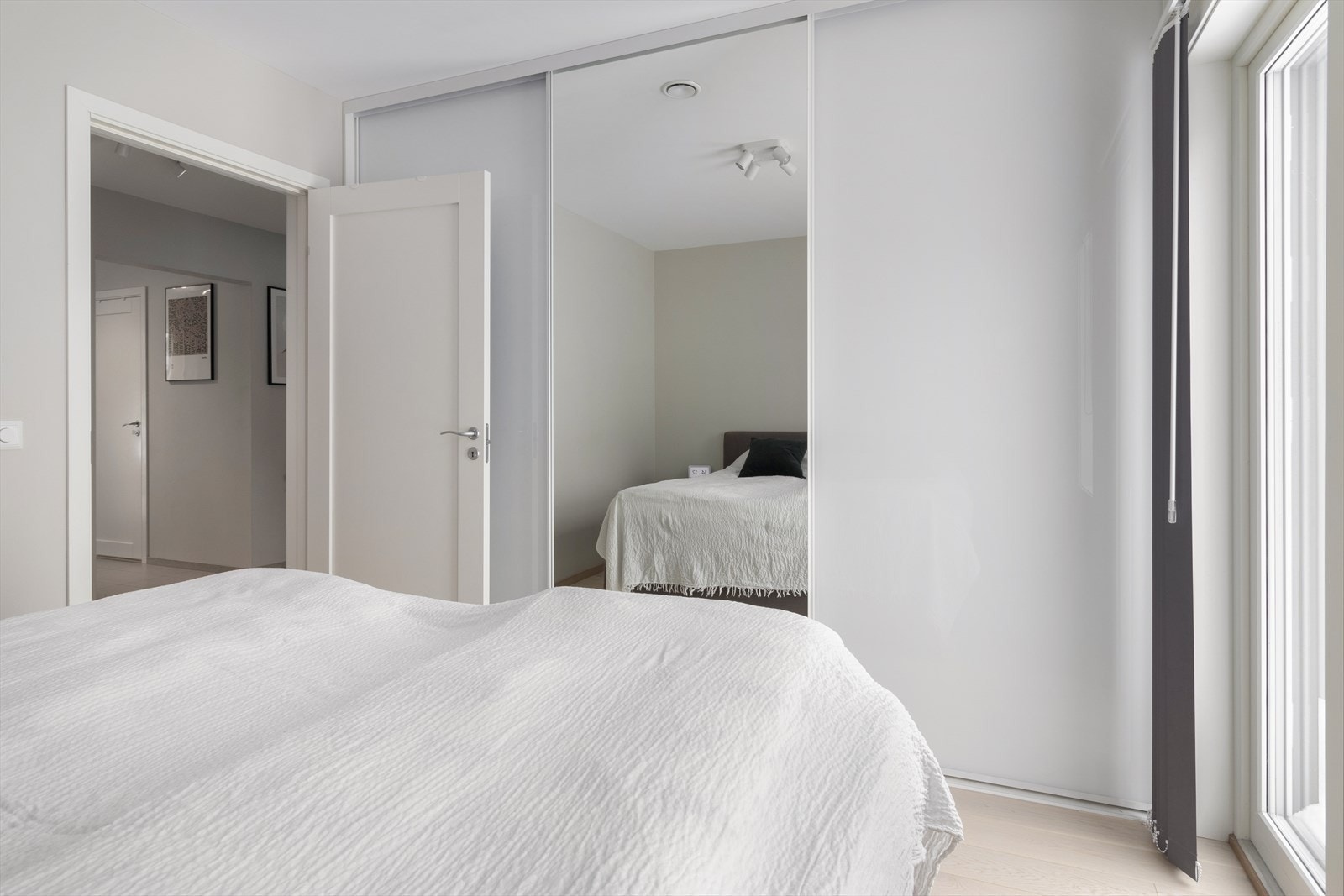 Praktisk og stilren skyvedørsgarderobe som gir god oppbevaringsplass samtidig som den holder rommet ryddig og oversiktlig. Galleribilde