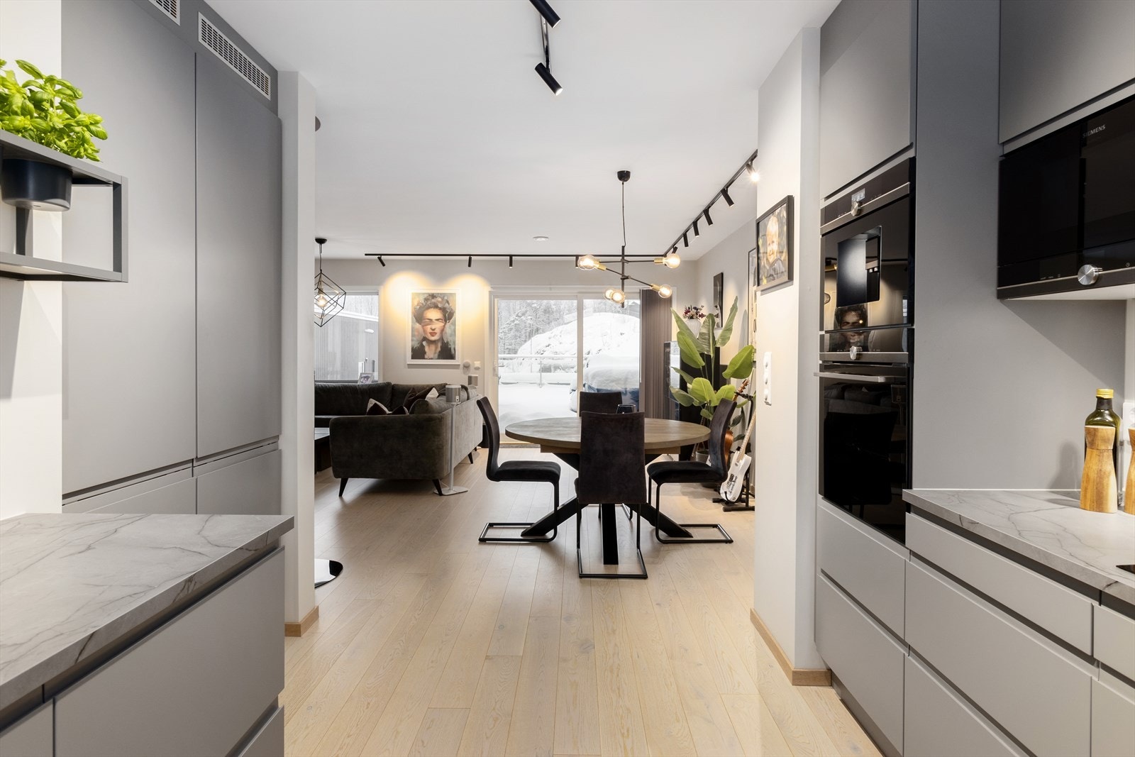 Flott gjennomgående flyt mellom kjøkkenet og stueområdet, som skaper en åpen og sosial planløsning. Galleribilde