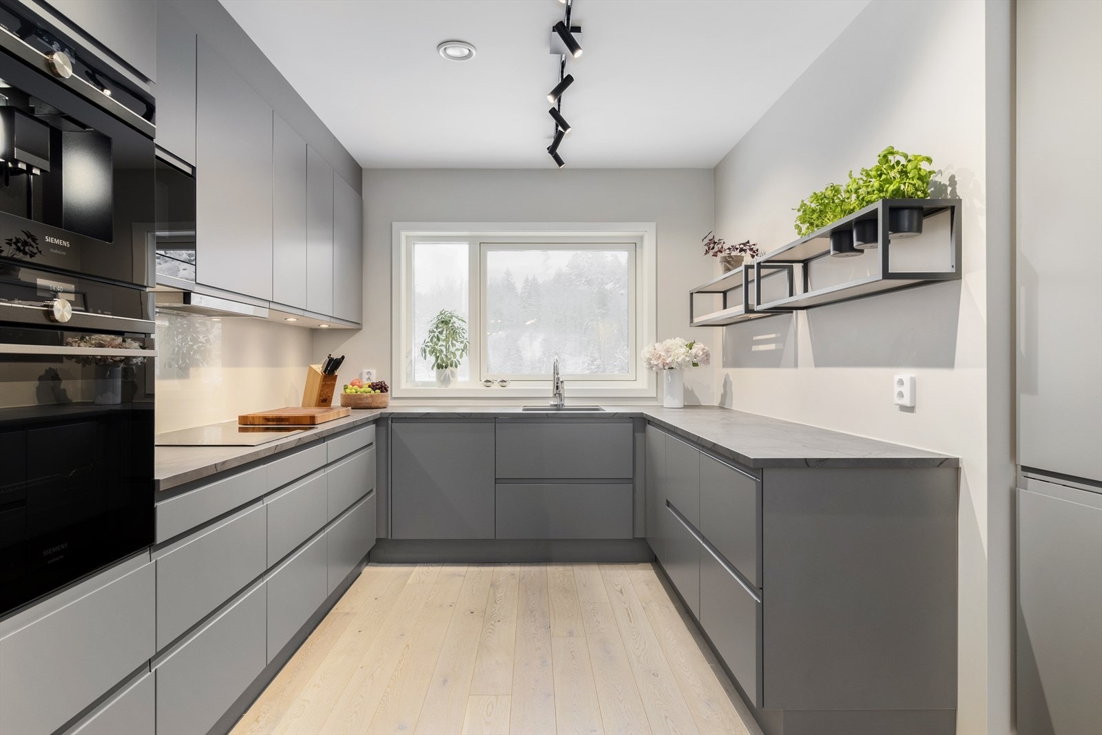 Store vindusflater som slipper inn rikelig med naturlig dagslys og gir rommet en lys og åpen følelse. Galleribilde