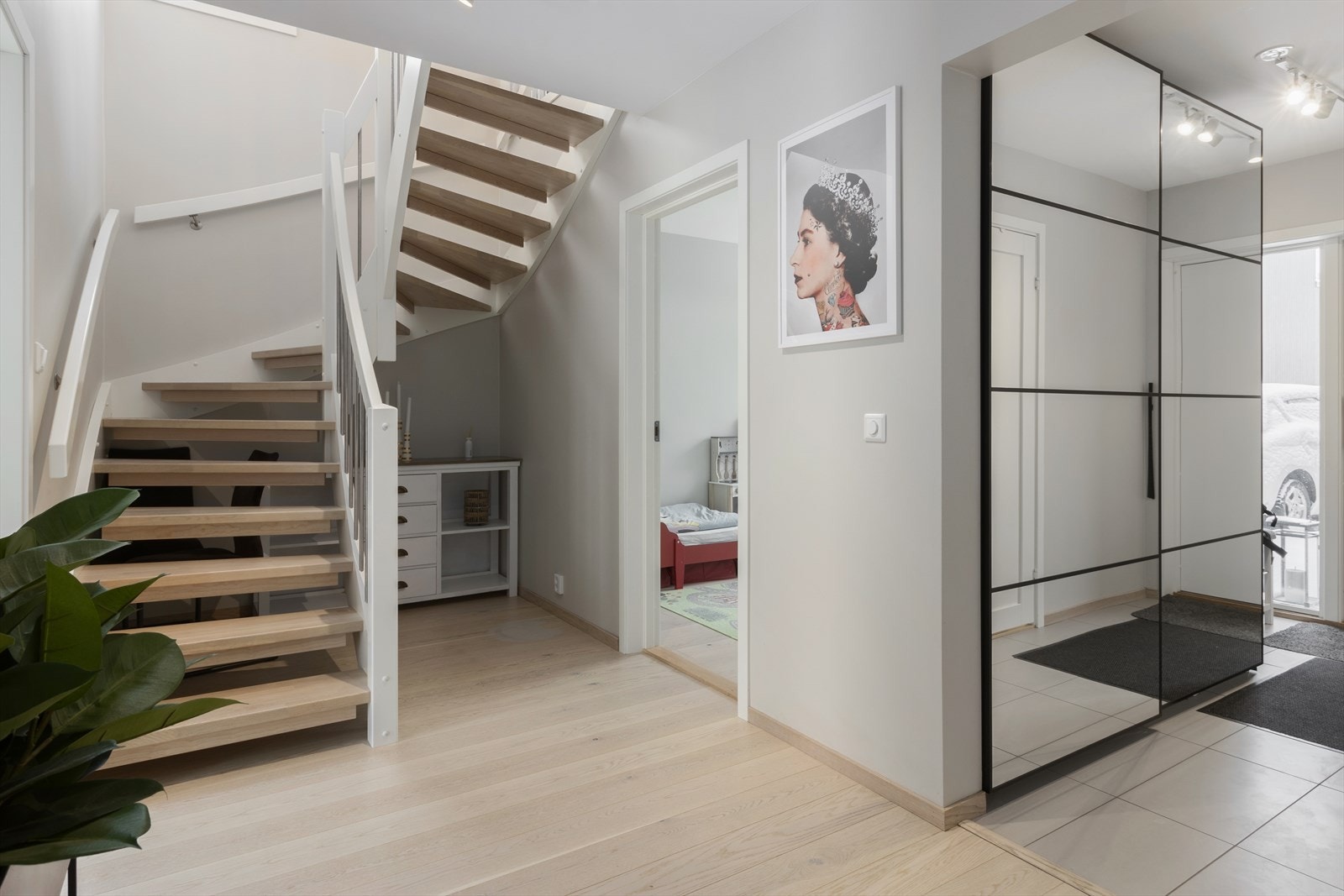 I hallen i 1. etasje har du praktisk tilgang til alle tre soverommene, boden samt hovedinngangen Galleribilde