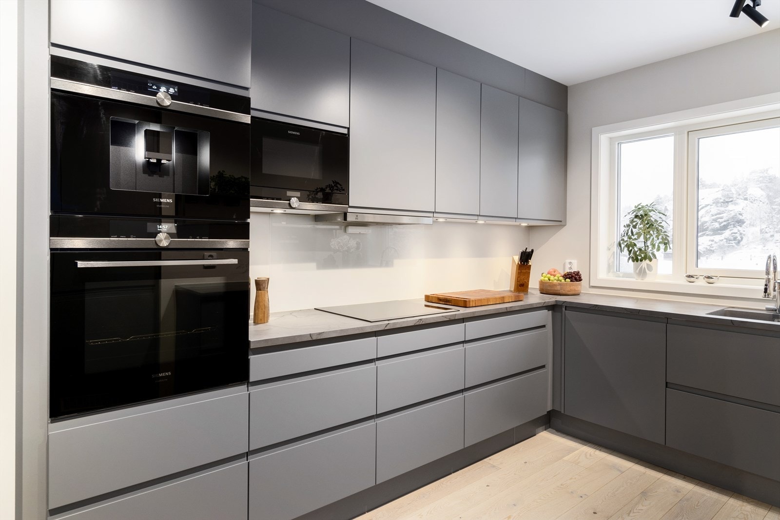 Alt er tilrettelagt for en smidig matlaging og hyggelige stunder i kjøkkenet Galleribilde