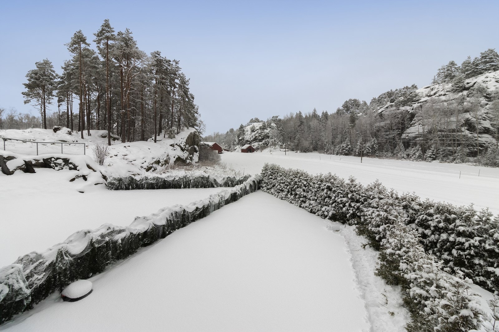 Hageområdet kan nytes året rundt, både sommer som vinter! Galleribilde
