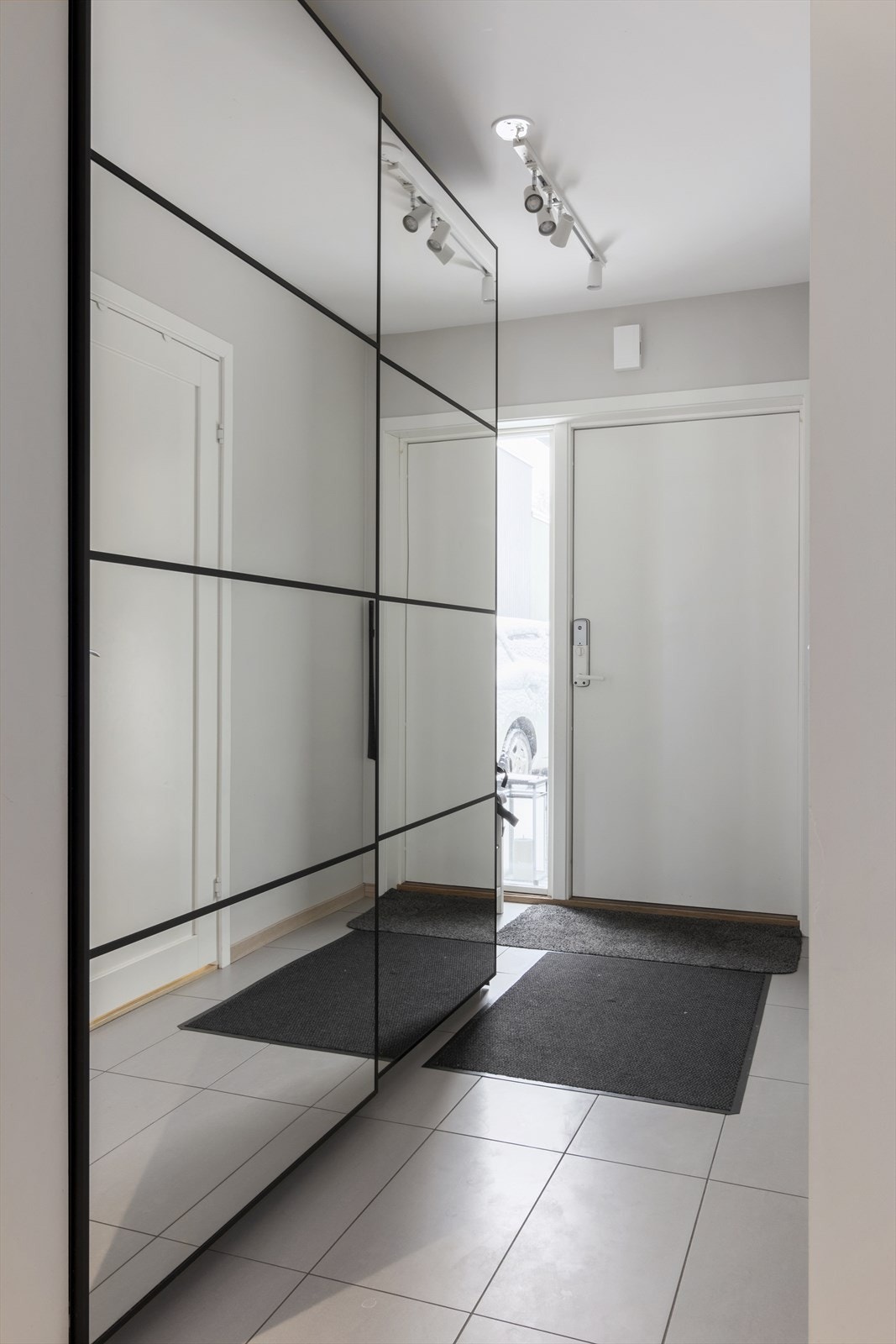 Entré med stor garderobe for ytterklær og sko - alt tilrettelagt for en hektisk hverdag. Galleribilde