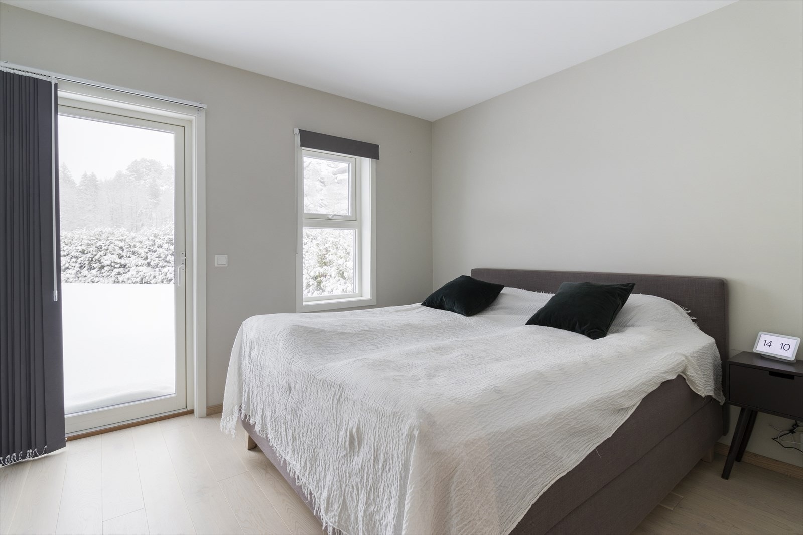 Plass for dobbelseng og nattbord på begge sider Galleribilde