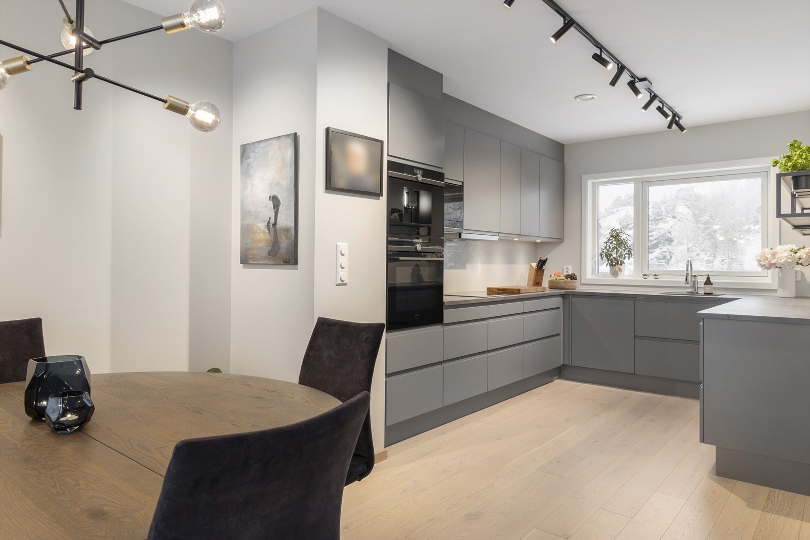 Stilrent kjøkken med integrerte hvitevarer fra Siemens Galleribilde