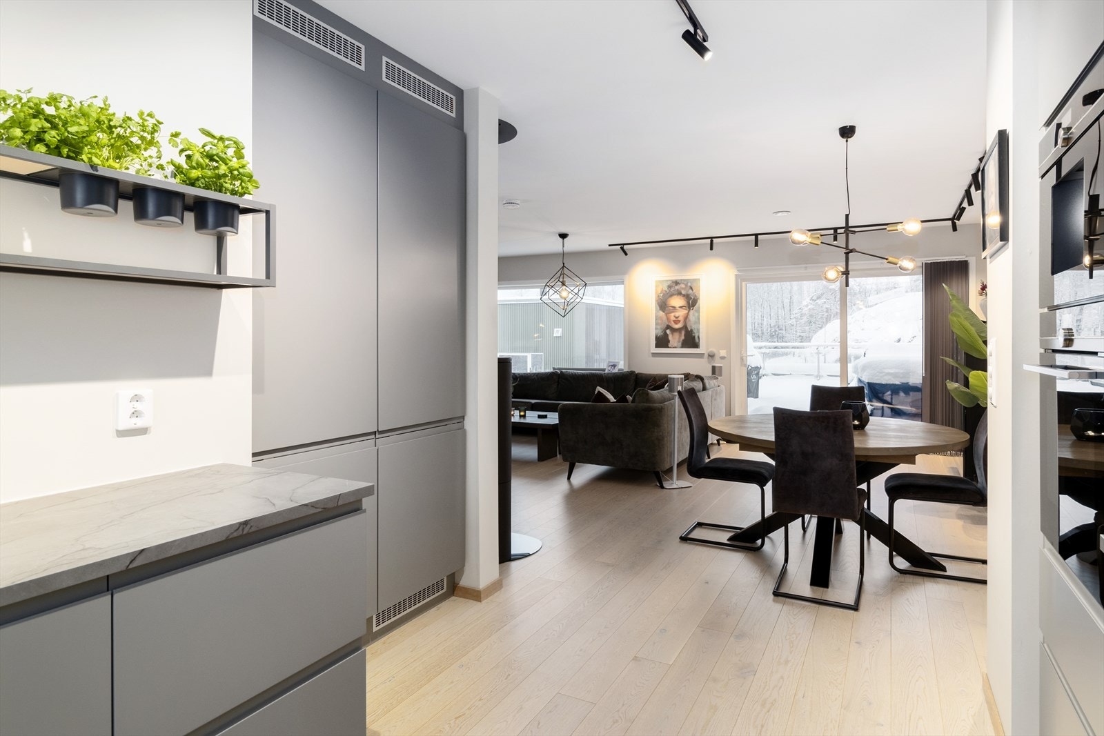 Integrert kjøle- og fryseskap gir et ryddig uttrykk og sparer verdifull gulvplass. Galleribilde