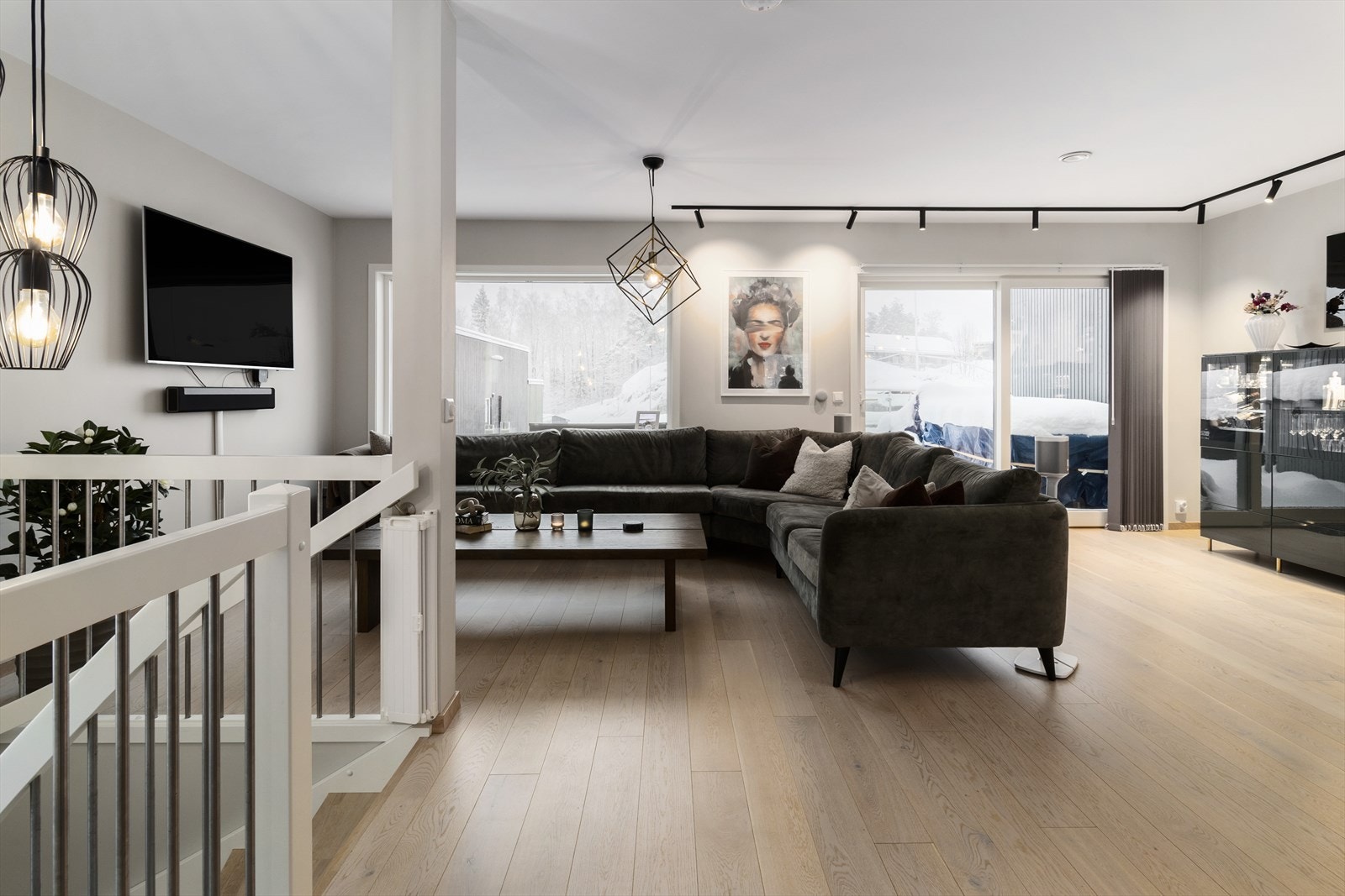 Hyggelig stue med gjennomførte fargevalg. Herfra er det utgang til en stor veranda- med en naturlig og god flyt mellom kjøkken, stue og uteplass. Galleribilde