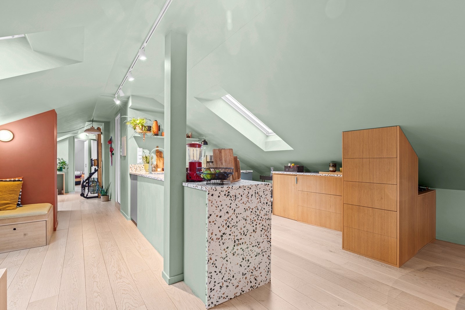 Kjøkkenet fremstår som unikt og karakterfullt, og er plassert som en egen sone med åpen løsning mot stue og spisestue - perfekt for sosiale sammenkomster. Galleribilde