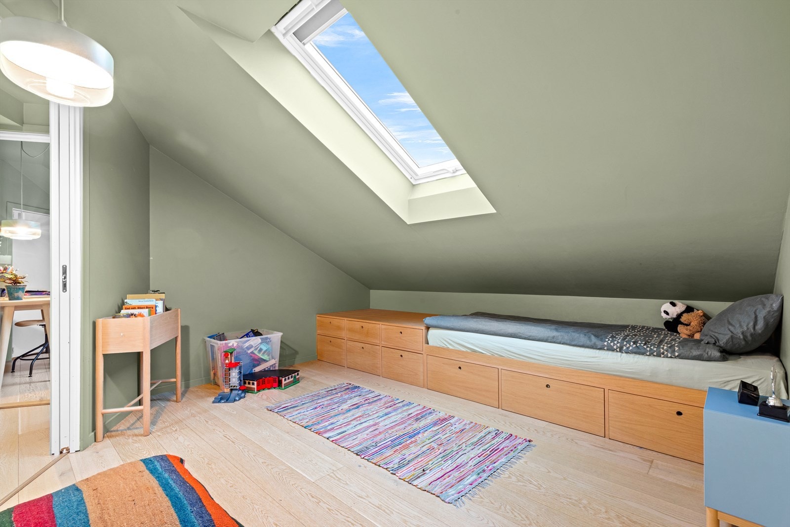 Soverom lll - også her plassen innerst ved skråtaket smart utnyttet med plassbygget innredning. Galleribilde