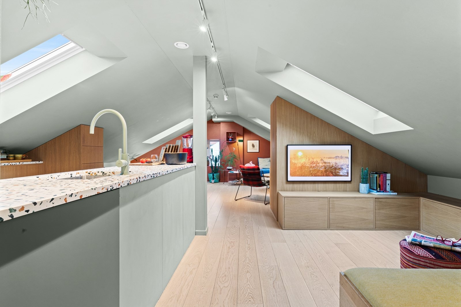 Møbelsnekker Anders Haram har laget alle de plassbygde benkene, skapene og innredningene som går igjen mange av rommene. Galleribilde