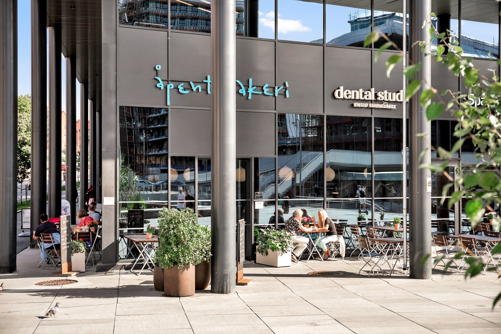 Ensjø Torg med forretninger, serveringssteder og T-banestopp er en kort spasertur unna. Galleribilde