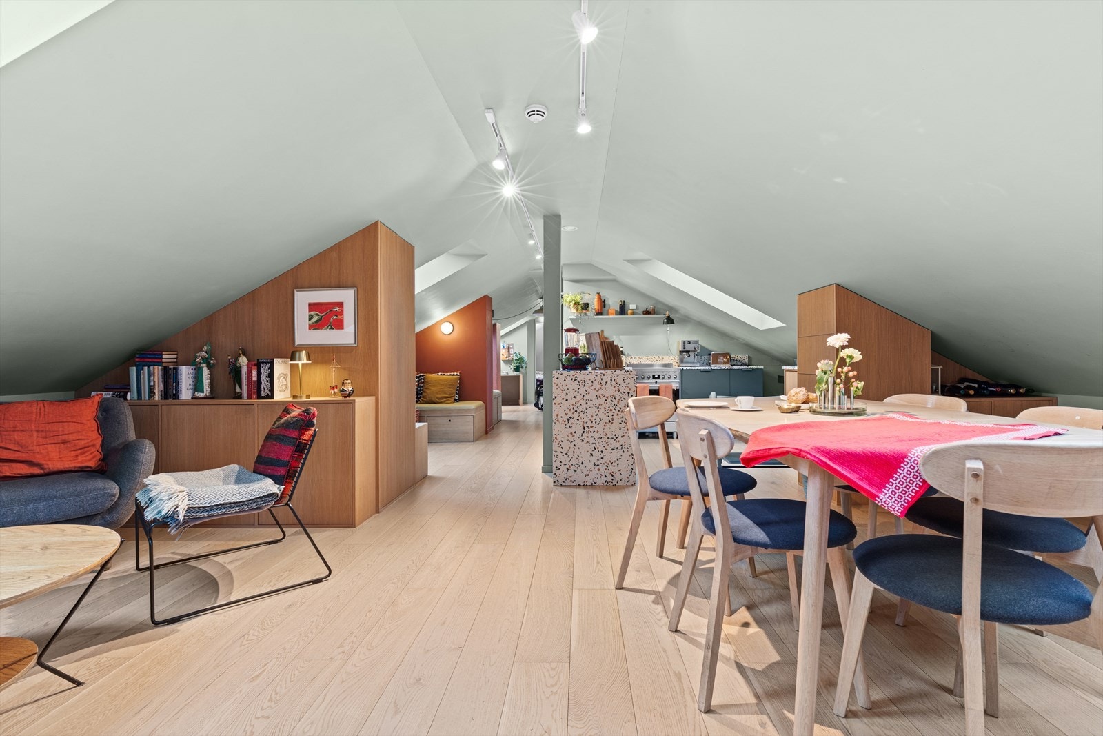 Gulvet er belagt med 1-stavs parkett, kombinert med en gjennomført og moderne fargepalett på veggene. Galleribilde