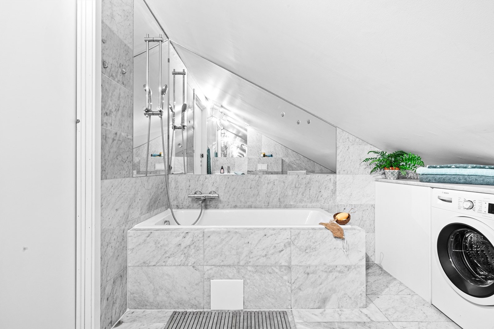 Delikat og moderne flislagt bad fra 2019 med marmorfliser fra Carrera og med varmekabler i gulvet. Galleribilde