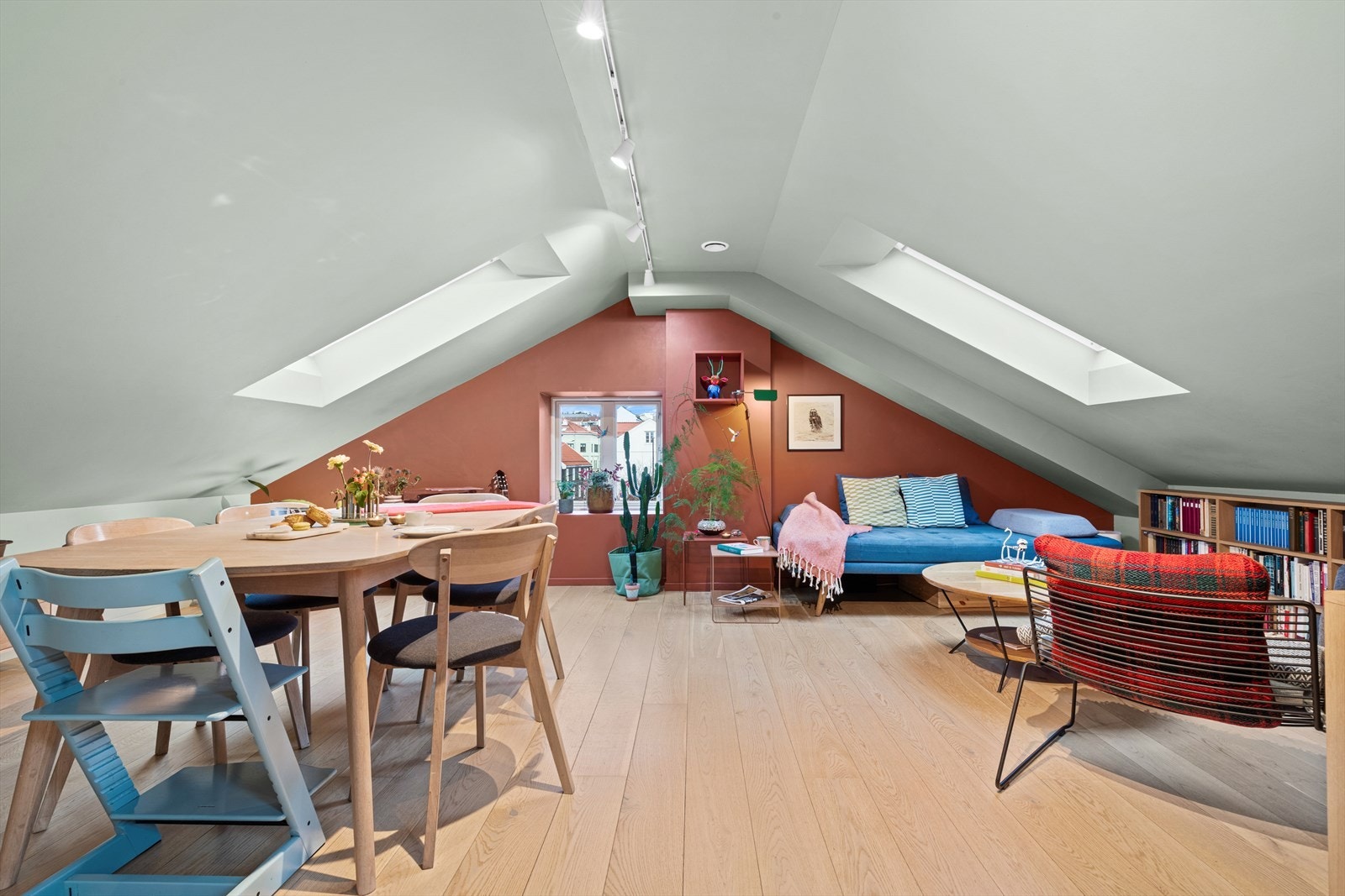 Romslig stue-/kjøkkenløsning med åpen planløsning som skaper et luftig og sosialt oppholdsrom. Galleribilde