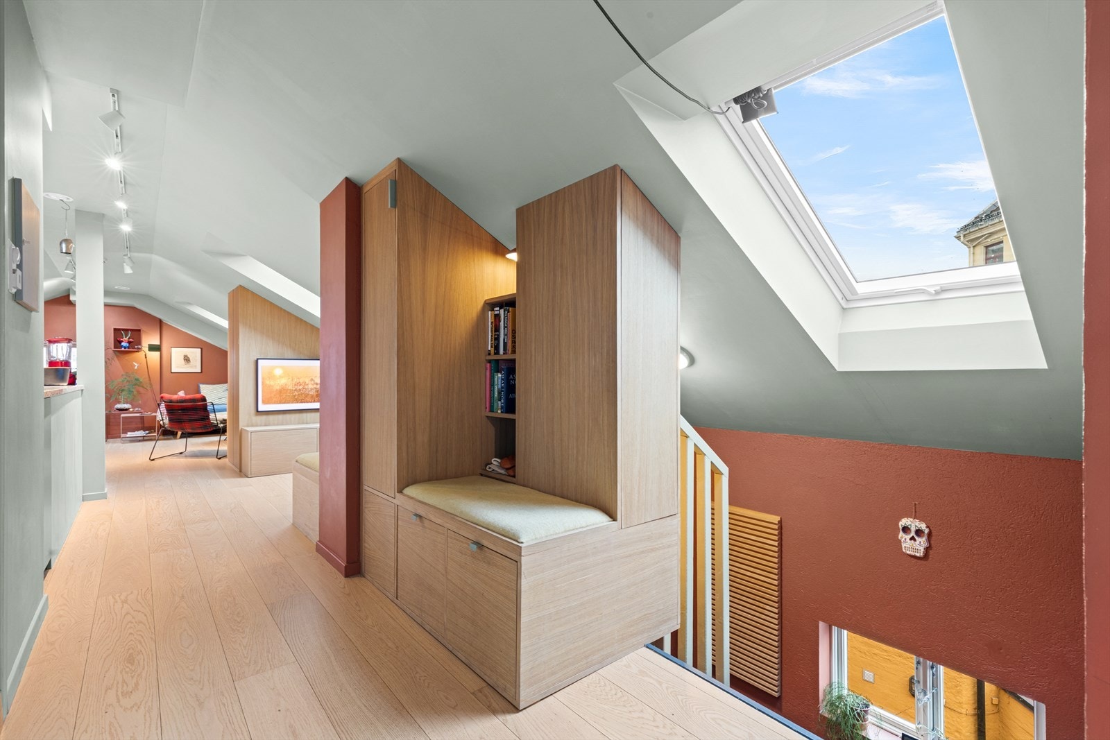 Velkommen inn i en innbydende og gjennomtenkt loftsleilighet med lys og trivelig atmosfære, flotte farge- og materialvalg og en rekke plassbygde innredninger i eik. Galleribilde