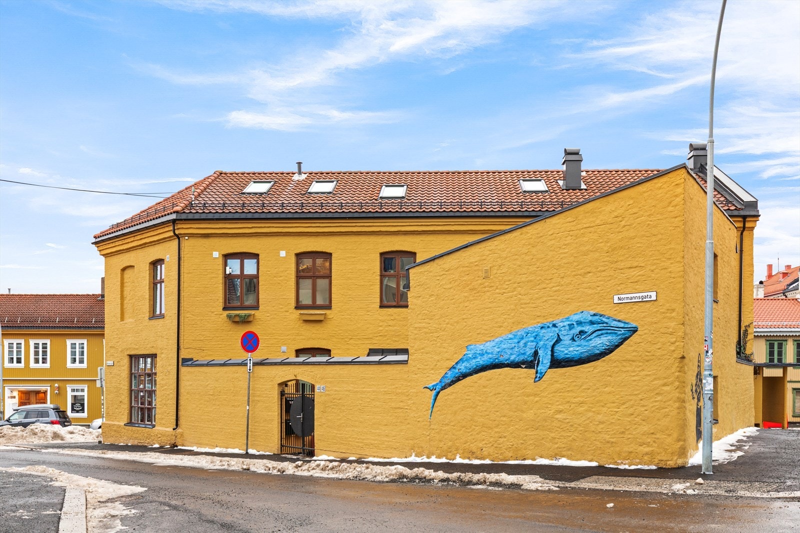 Leiligheten ligger rett over det populære bakeriet Farine - kjent som "café lefsa" fra den aller første Olsenbanden-filmen! Galleribilde