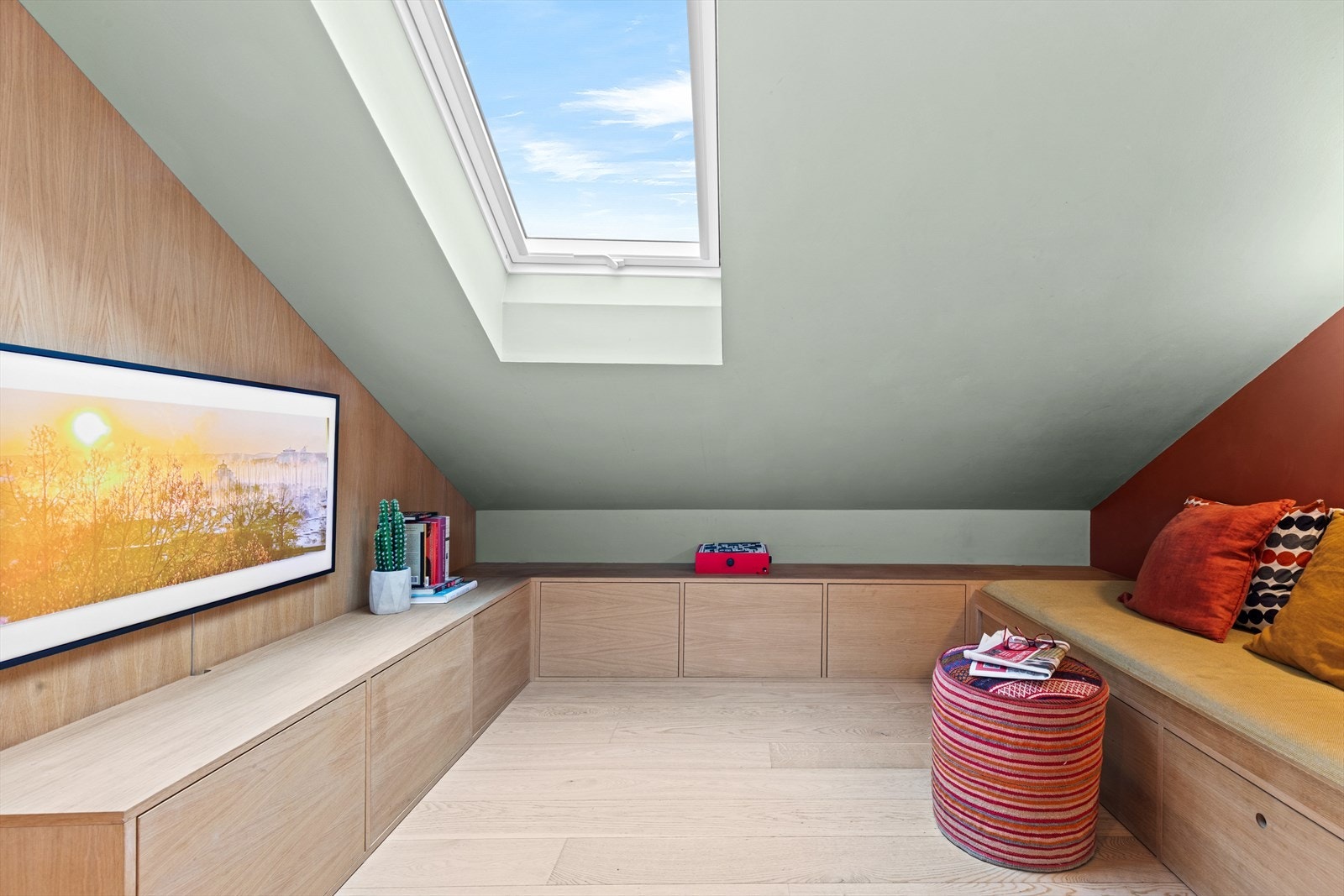 Foran kjøkkenet er et det skilt ut en egen tv-sone med faste benker med oppbevaringsplass under. Galleribilde