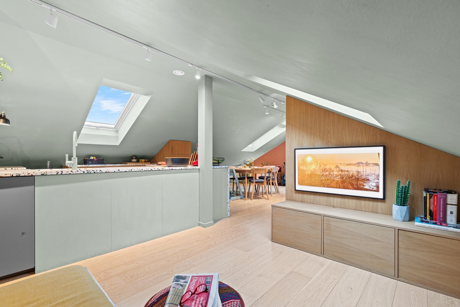 Fastmonterte spotskinner i tak sikrer en jevn og fin belysning. Galleribilde