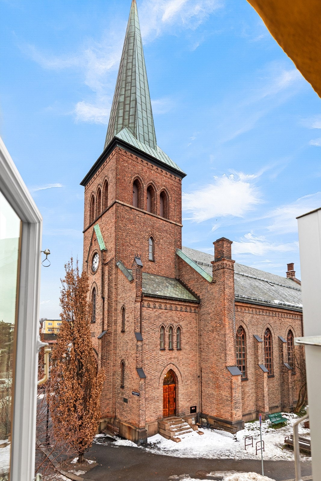 Flott utsikt direkte mot ikoniske Kampen kirke. Galleribilde