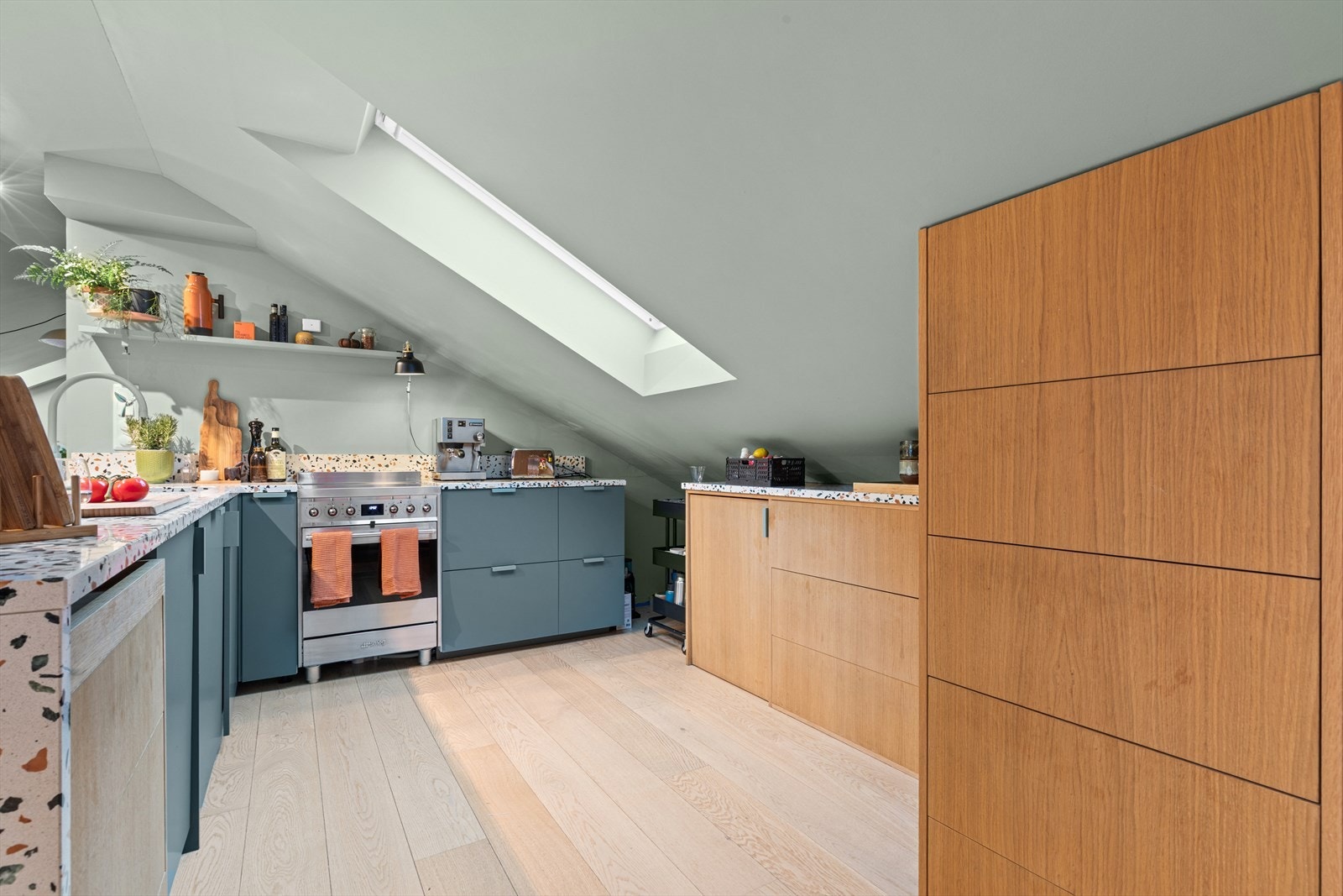 For ekstra trygghet og komfort er det installert både aquastop/waterguard i kjøkkenbenk samt komfyrvakt. Galleribilde