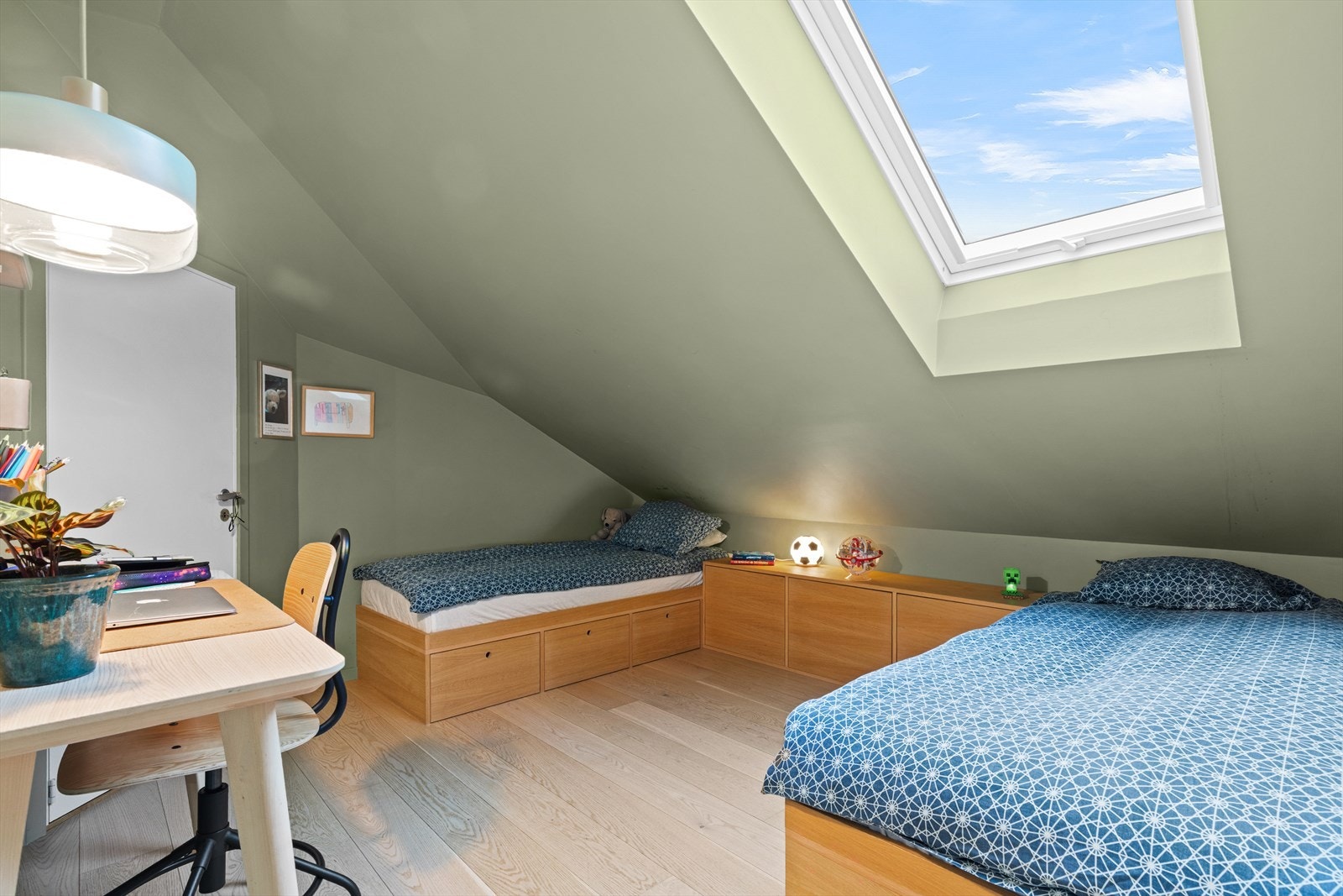 Soverom ll - med eikeinnrending og senger med mye smart oppbevaring. Galleribilde