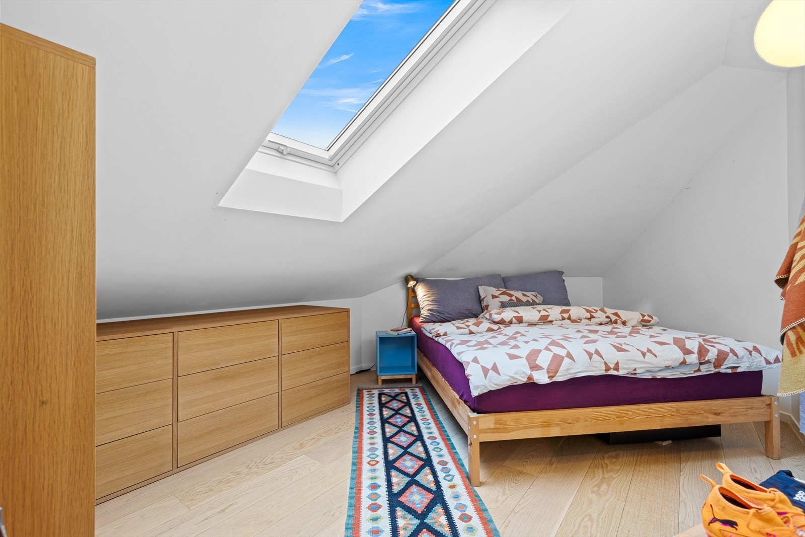 Soverom l - også her er det snekkerbygget eikeinnrending. Galleribilde