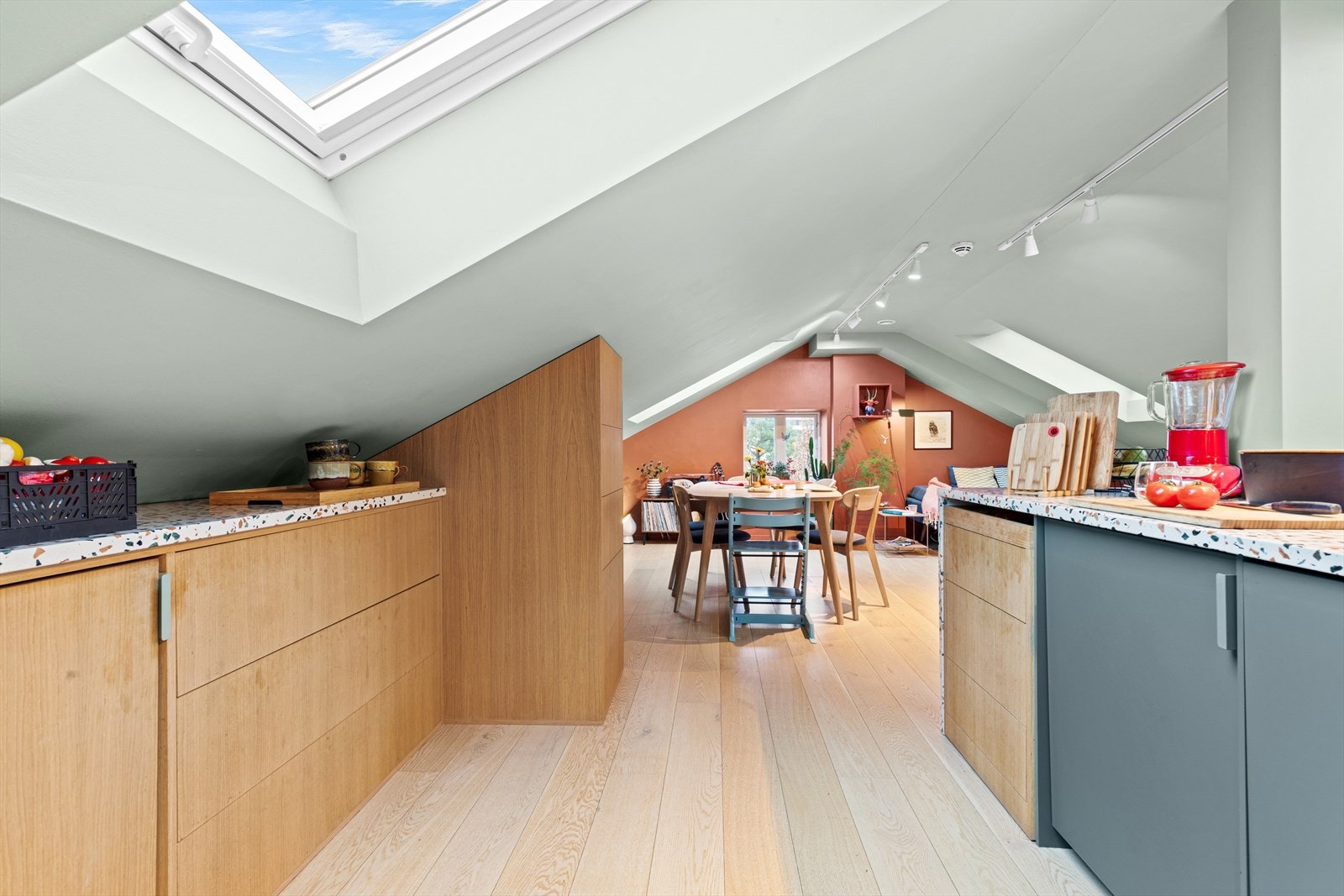 Godt med skapplass og store arbeidsflater. Galleribilde