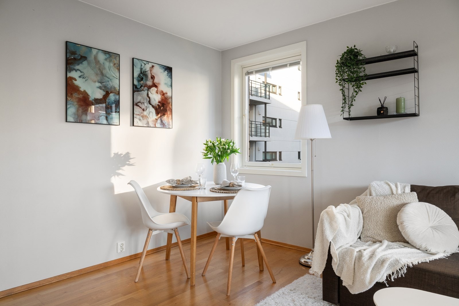 Leiligheten er malt i lyse og tidsriktige fargevalg og det er parkett på alle gulv foruten om bad som er flislagt. Galleribilde